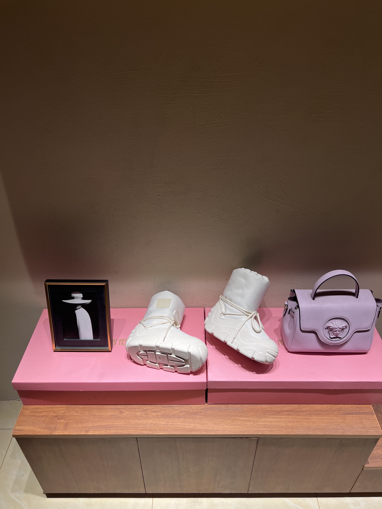 Acne Studios Snow Boots: Top Edition with Unique Shoelace Style and Comfort. - 图片 4