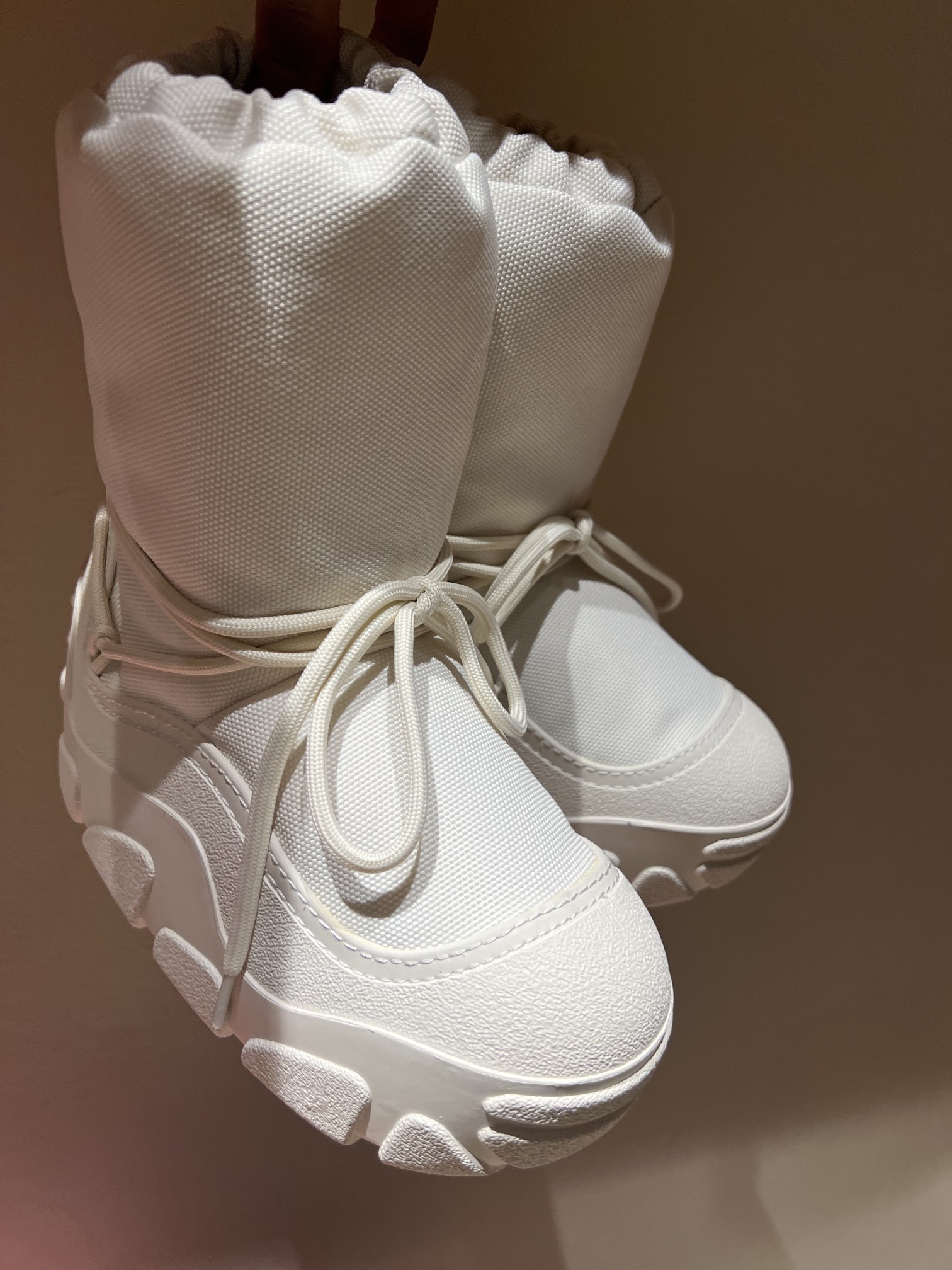 Acne Studios Snow Boots: Top Edition with Unique Shoelace Style and Comfort. - 图片 8