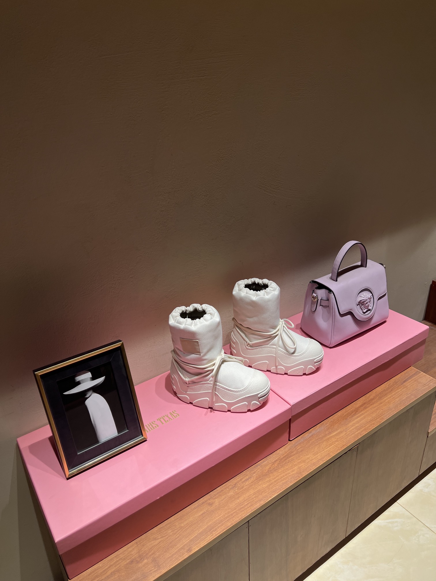 Acne Studios Snow Boots: Top Edition with Unique Shoelace Style and Comfort. - 图片 1