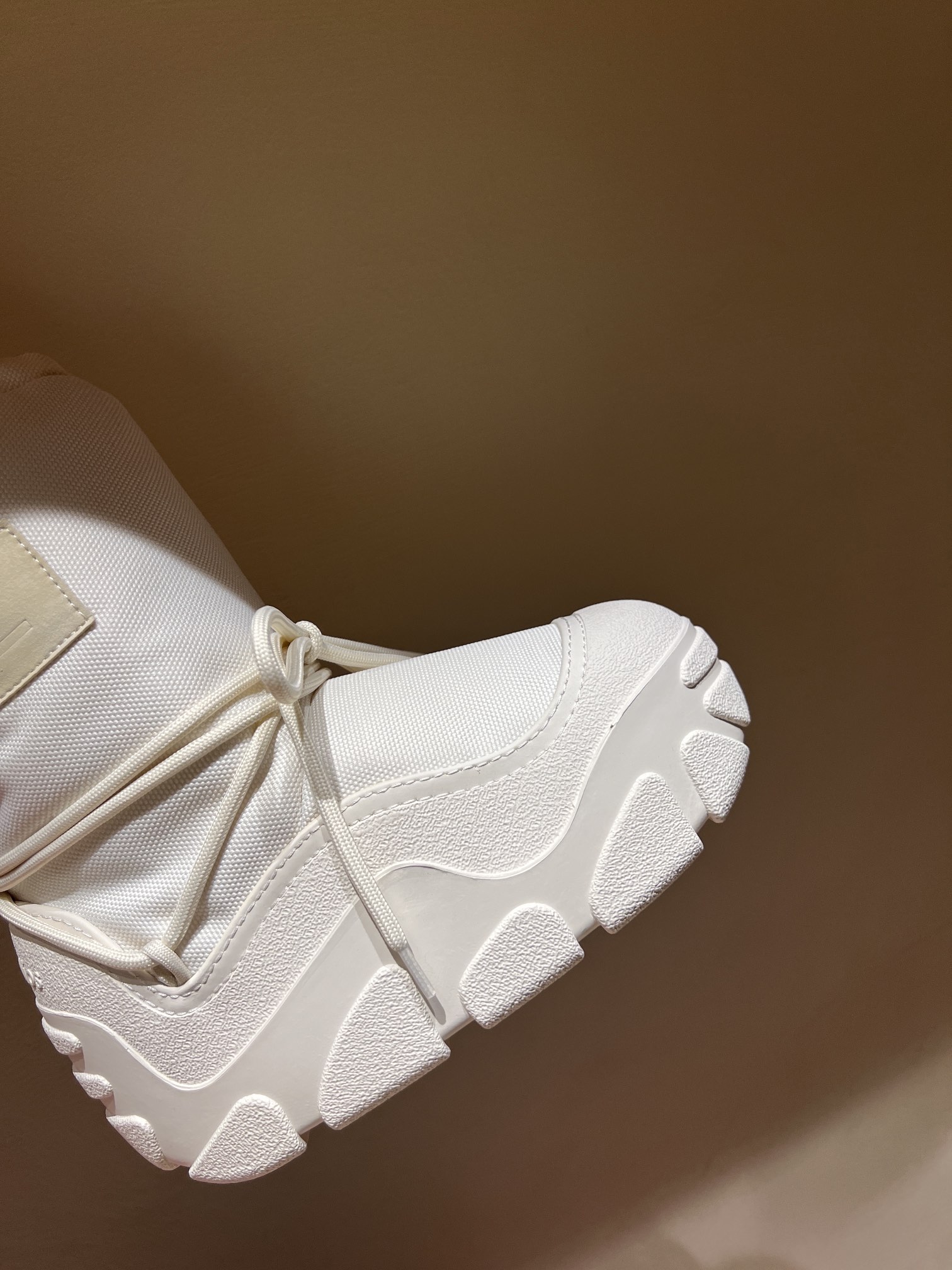 Acne Studios Snow Boots: Top Edition with Unique Shoelace Style and Comfort. - 图片 6