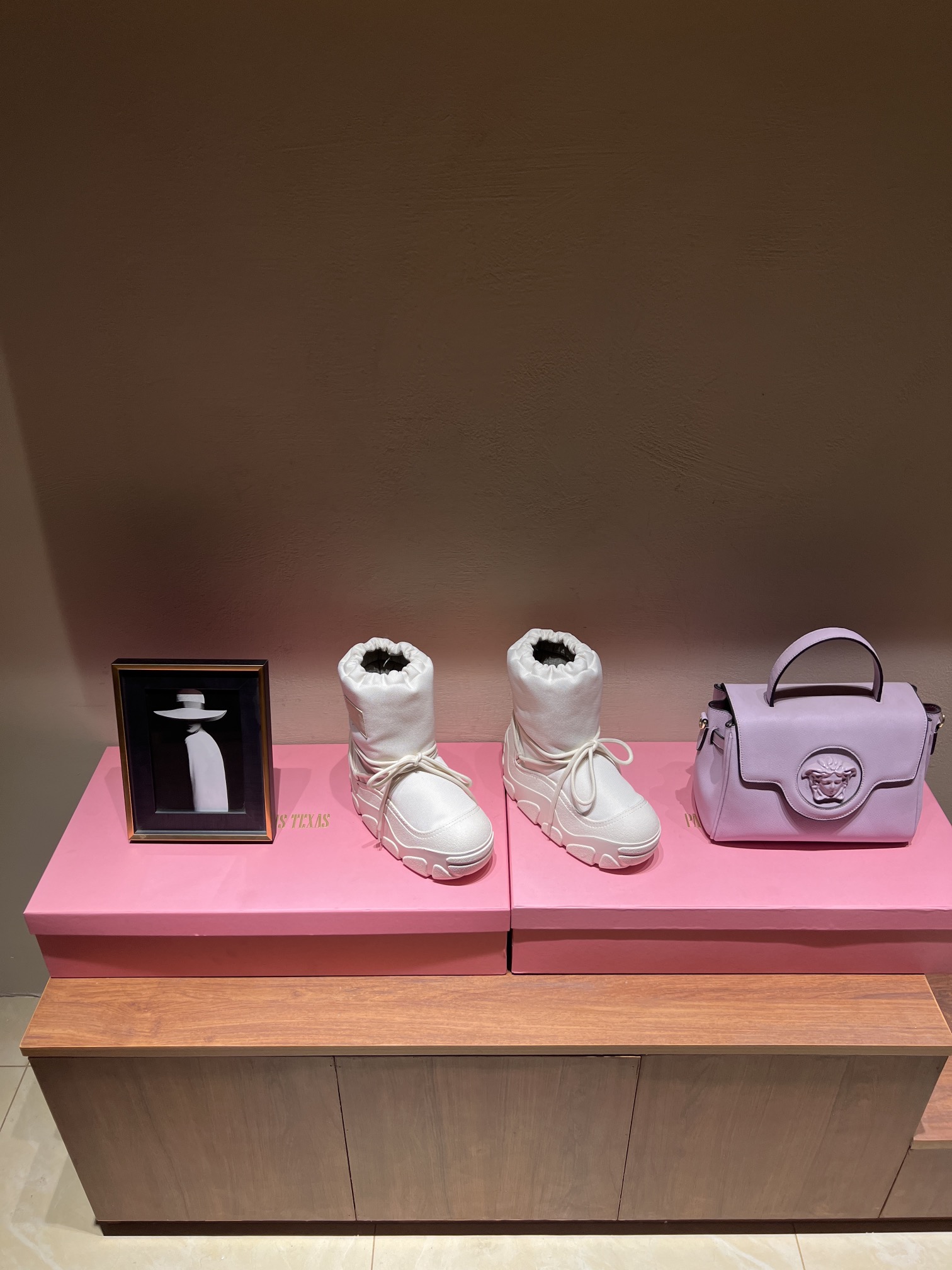 Acne Studios Snow Boots: Top Edition with Unique Shoelace Style and Comfort. - 图片 2