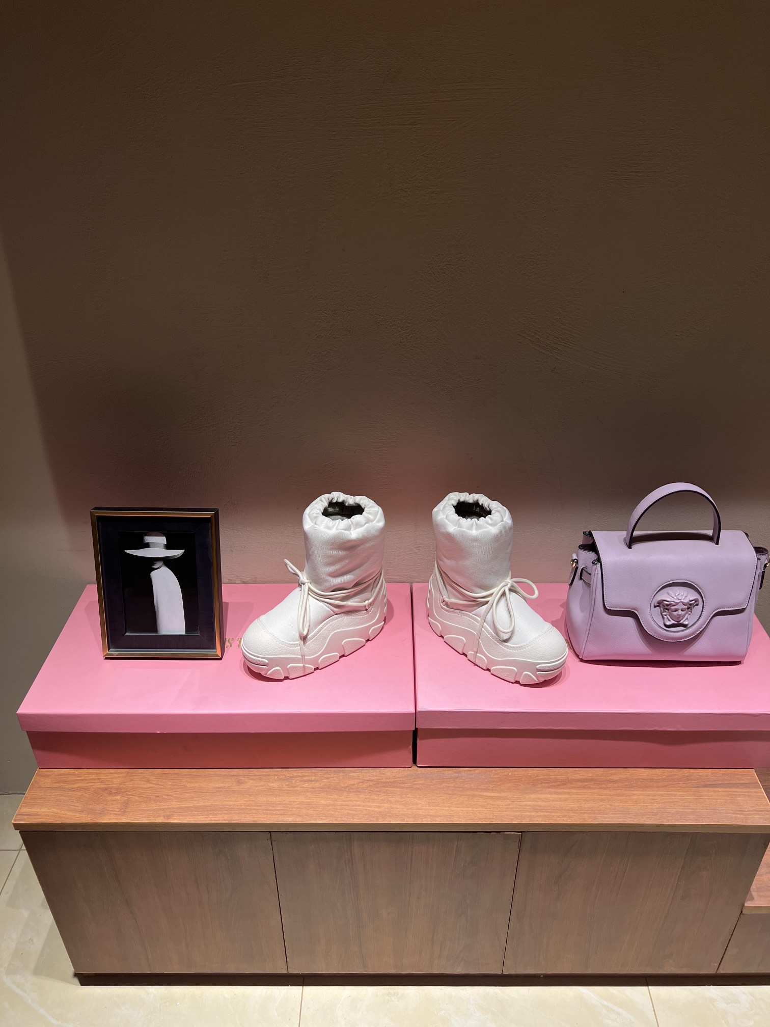 Acne Studios Snow Boots: Top Edition with Unique Shoelace Style and Comfort. - 图片 3