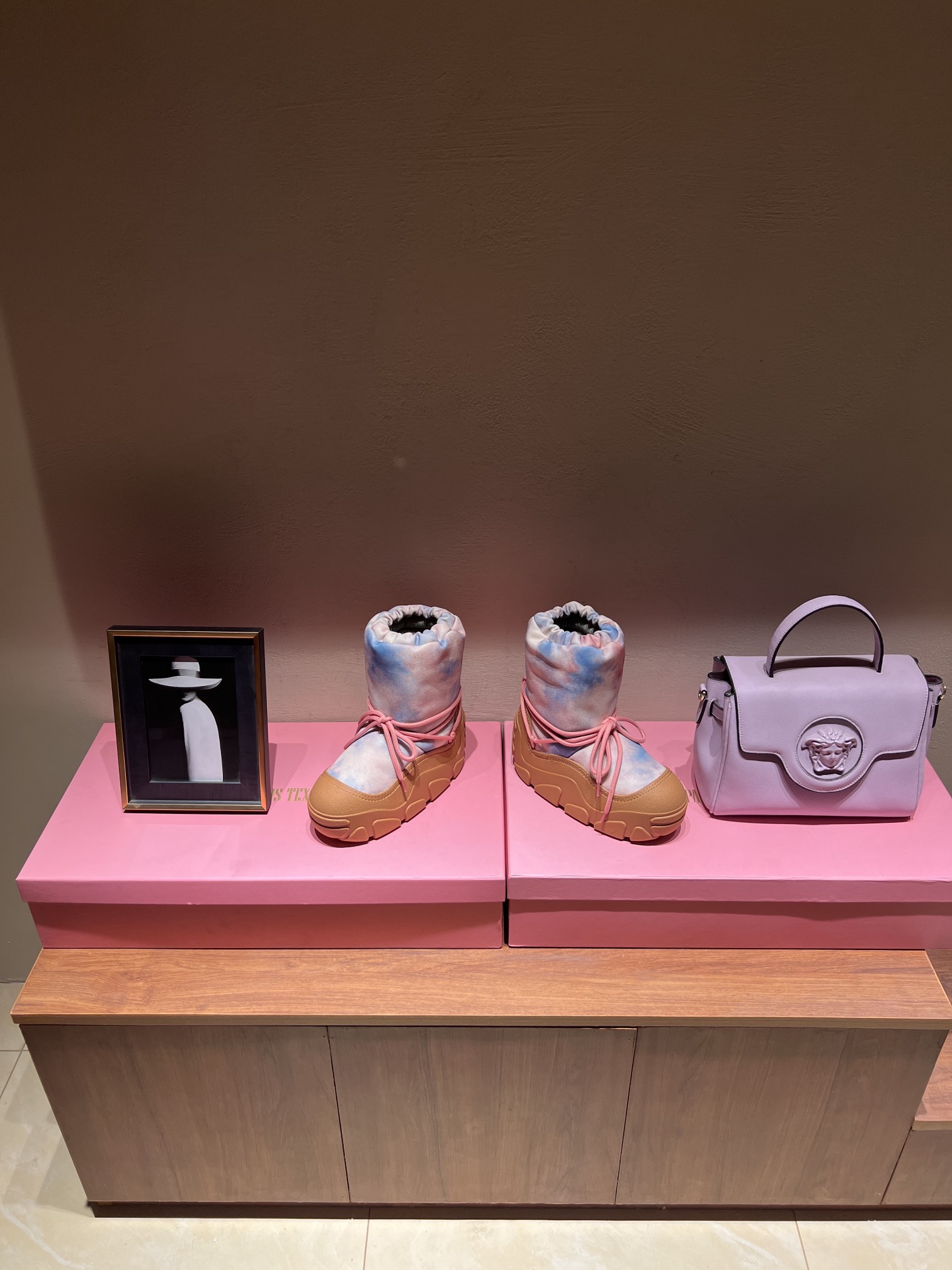 Acne Studios Snow Boots: Top Edition with Unique Shoelace Style and Comfortable Wool Lining - 图片 3