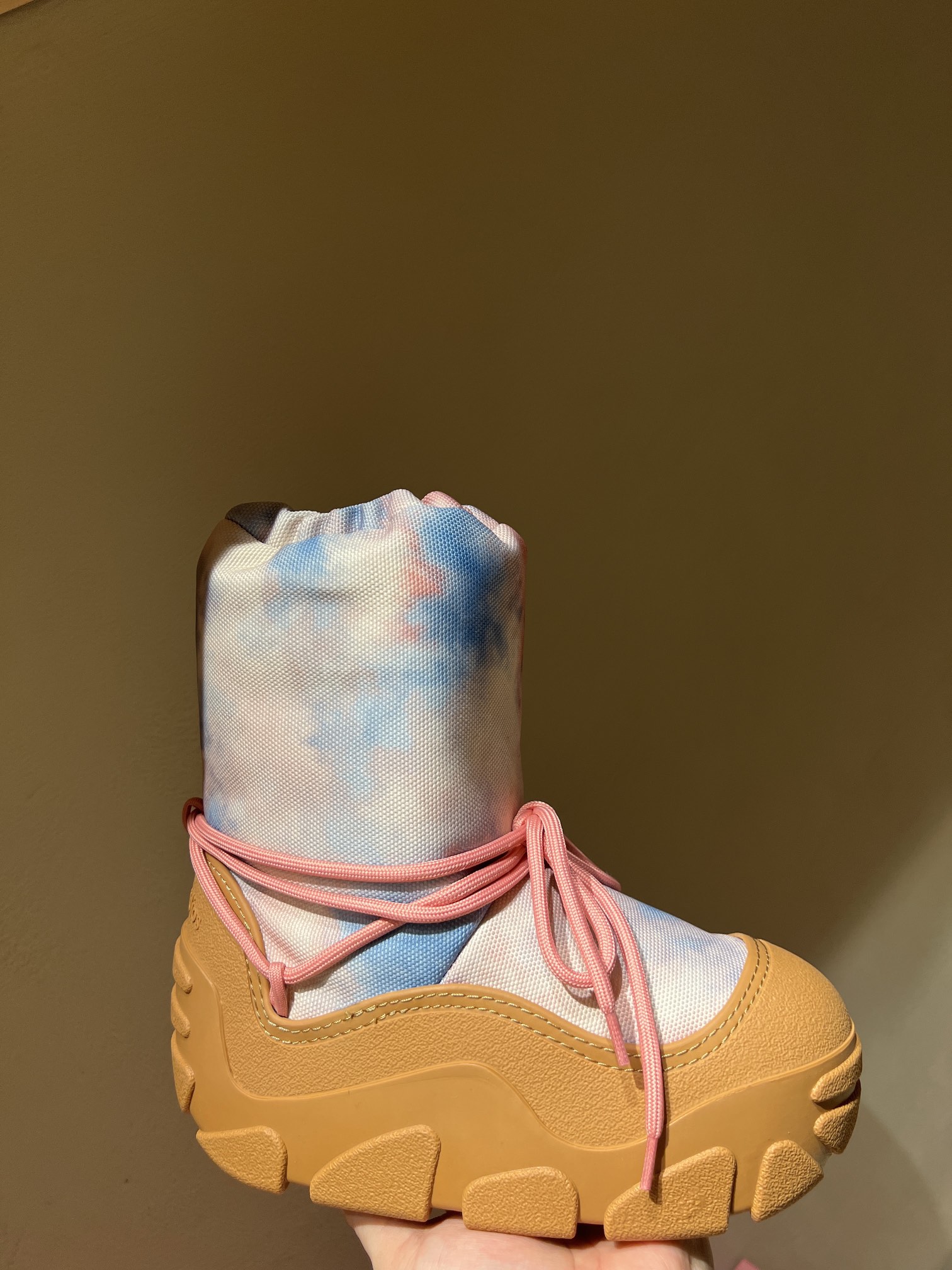 Acne Studios Snow Boots: Top Edition with Unique Shoelace Style and Comfortable Wool Lining - 图片 4