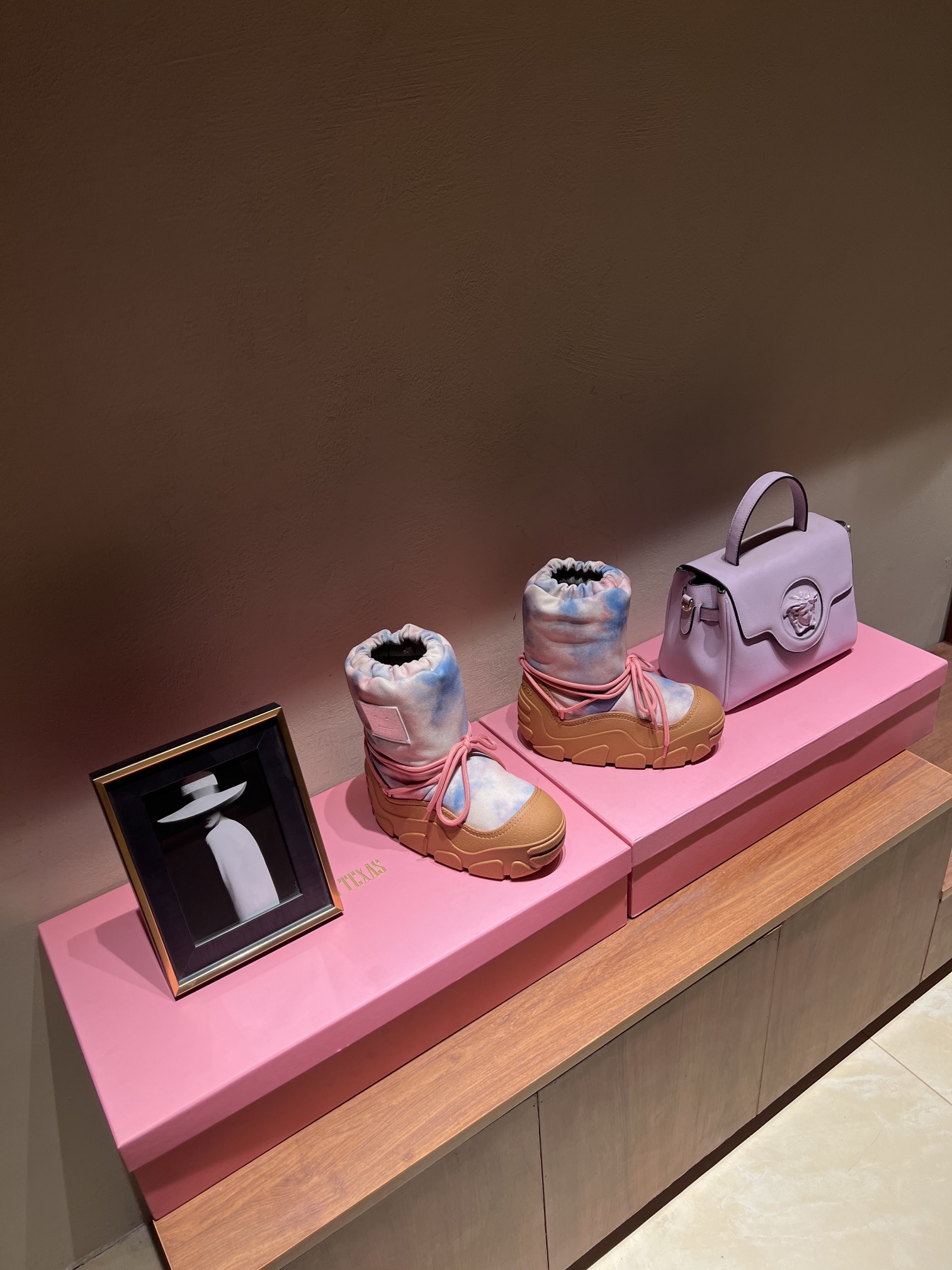 Acne Studios Snow Boots: Top Edition with Unique Shoelace Style and Comfortable Wool Lining - 图片 1
