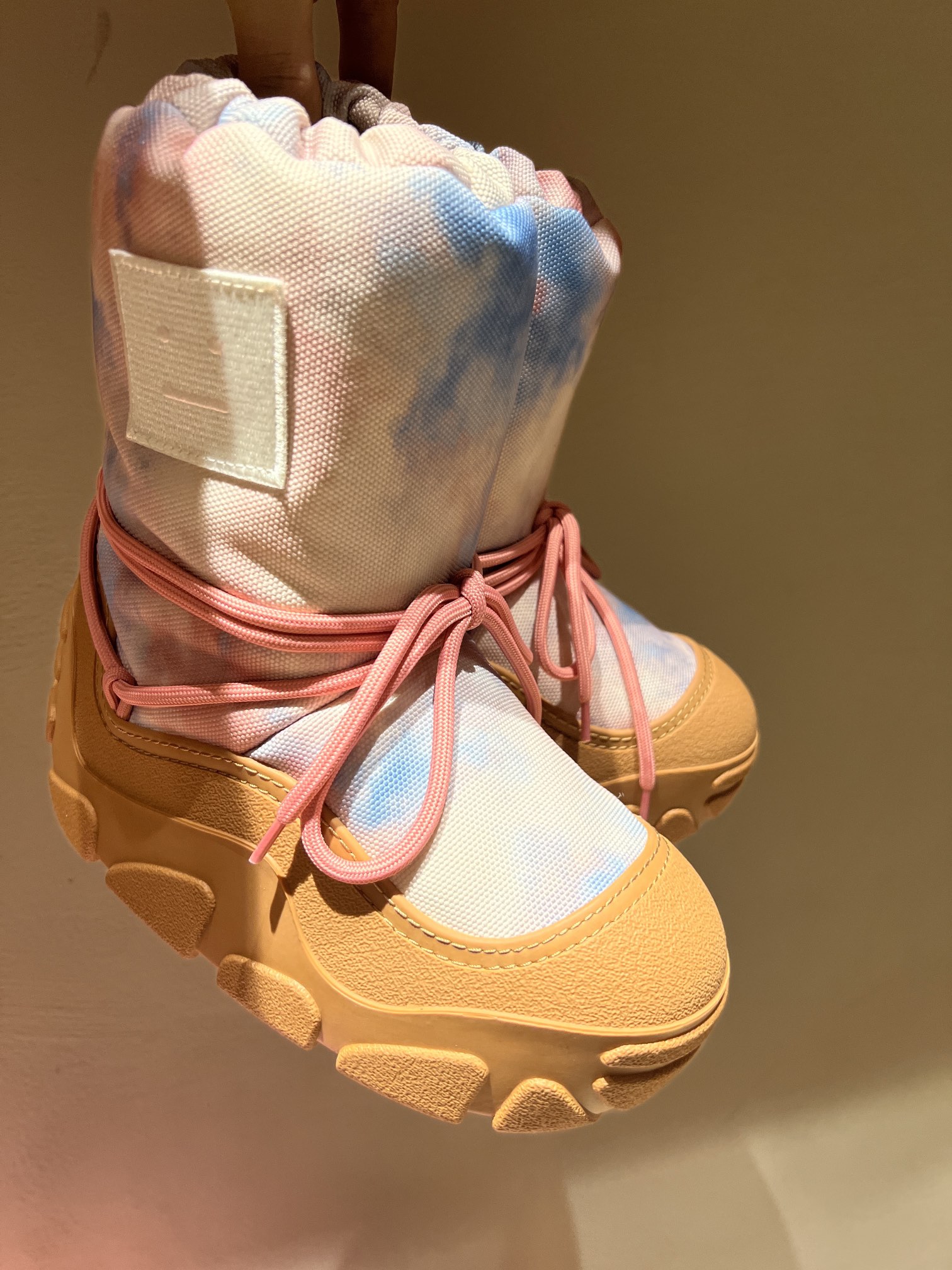 Acne Studios Snow Boots: Top Edition with Unique Shoelace Style and Comfortable Wool Lining - 图片 9