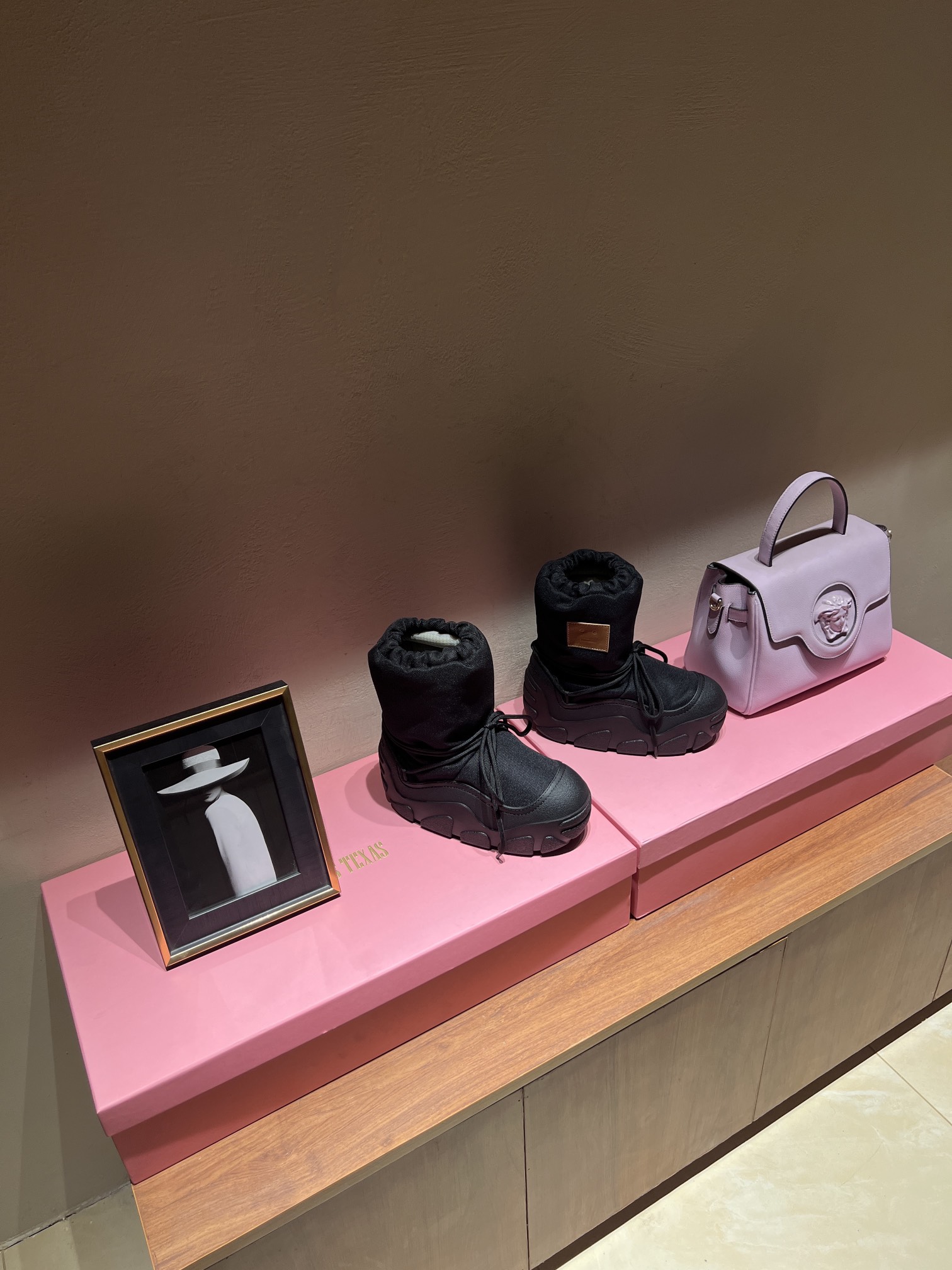 Acne Studios Snow Boots: Top Edition with Unique Design and Comfort Features - 图片 1