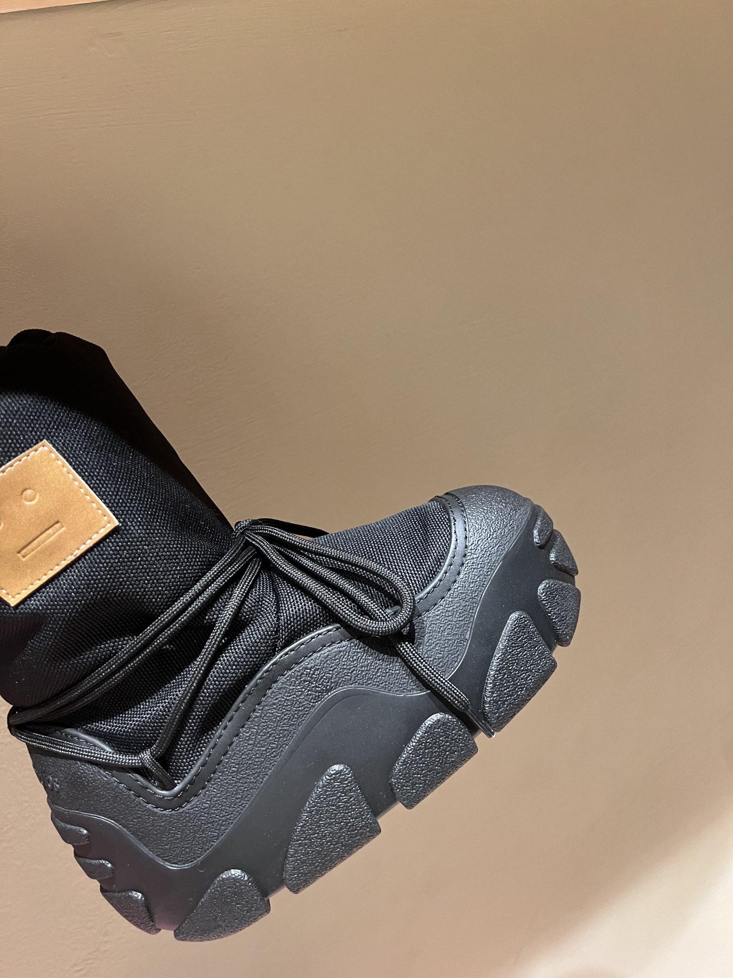 Acne Studios Snow Boots: Top Edition with Unique Design and Comfort Features - 图片 5