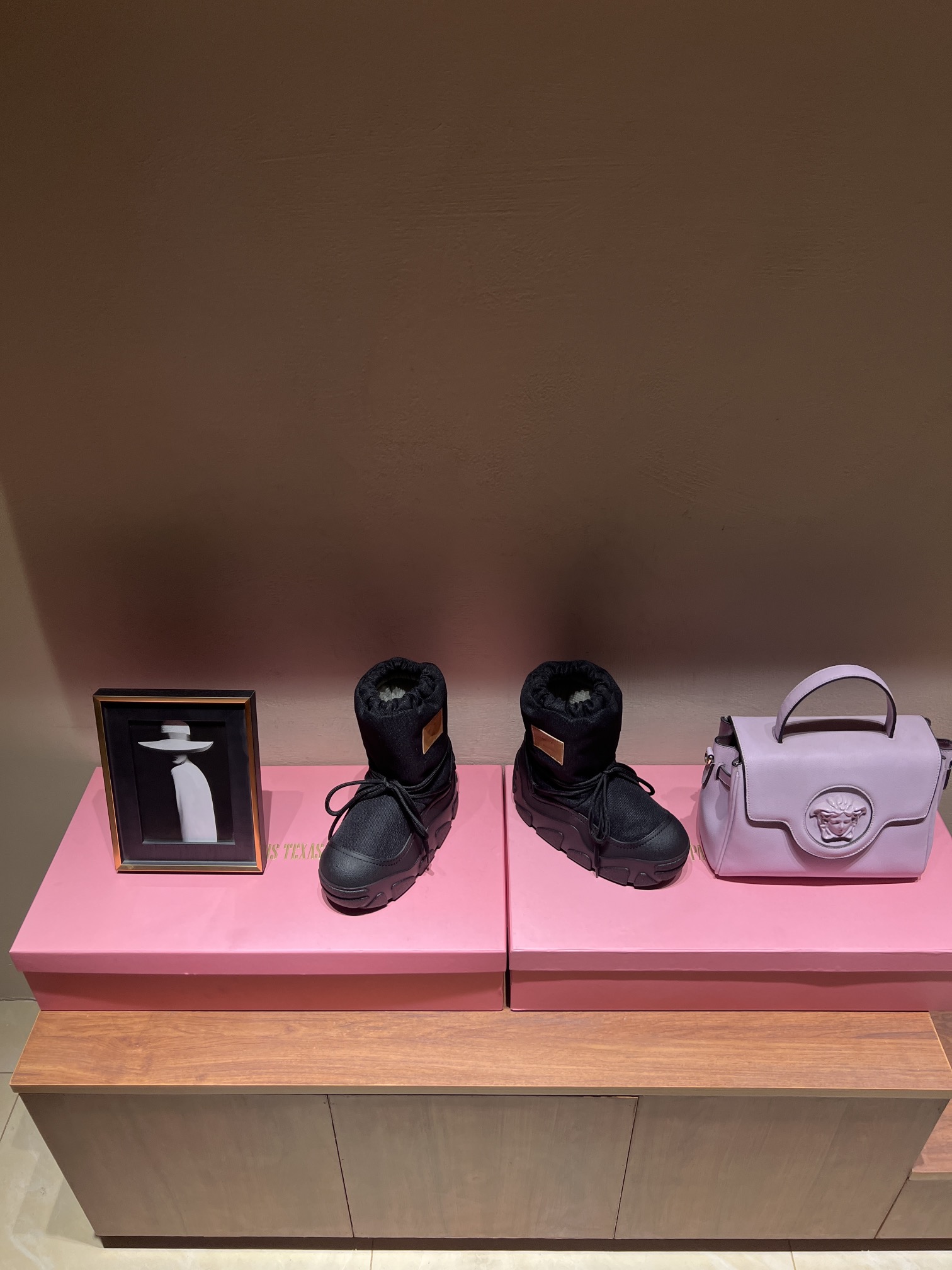Acne Studios Snow Boots: Top Edition with Unique Design and Comfort Features - 图片 3