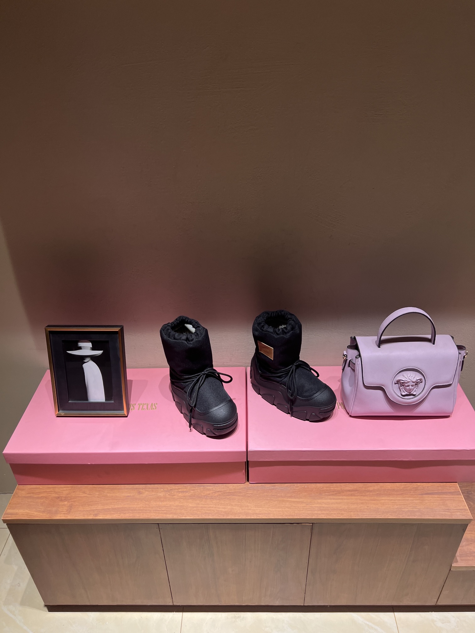 Acne Studios Snow Boots: Top Edition with Unique Design and Comfort Features - 图片 2