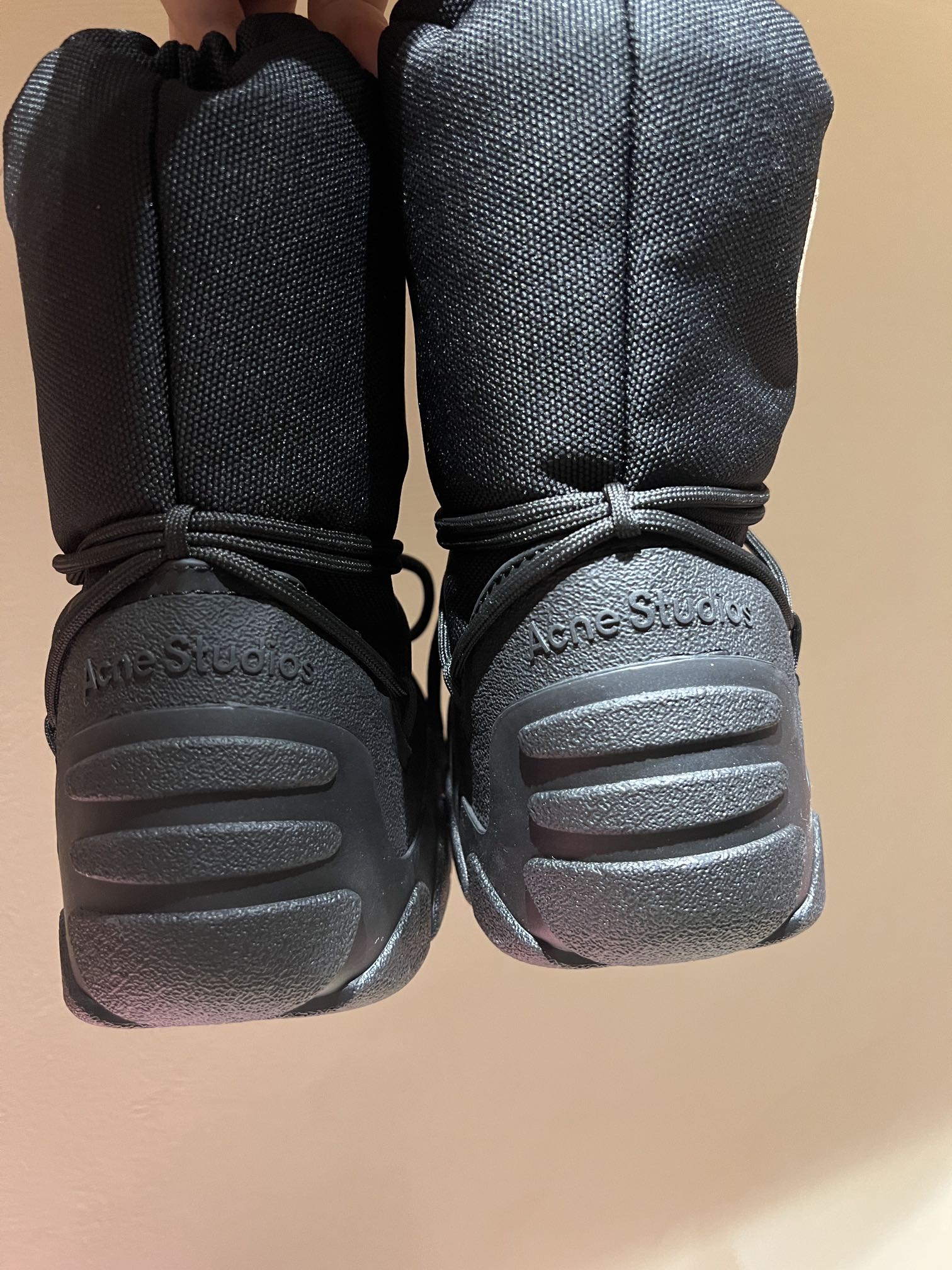 Acne Studios Snow Boots: Top Edition with Unique Design and Comfort Features - 图片 8