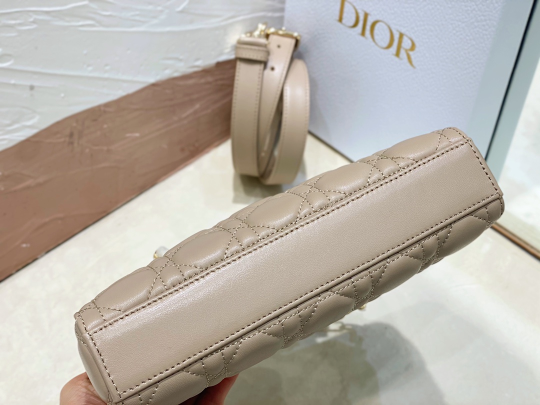 迪奥Dior顶级进口原厂羊皮横款戴妃包️小号LADYD-JOY手袋️沙褐色羊皮革藤格纹这款LadyD-J