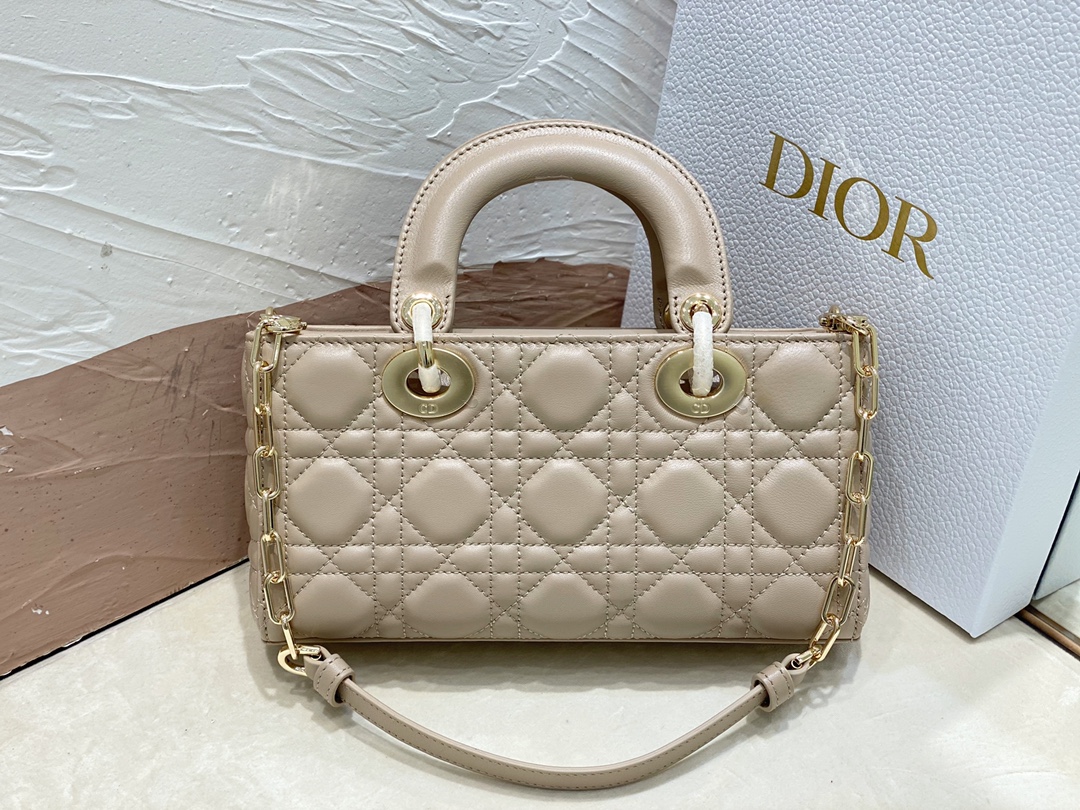 迪奥Dior顶级进口原厂羊皮横款戴妃包️小号LADYD-JOY手袋️沙褐色羊皮革藤格纹这款LadyD-J