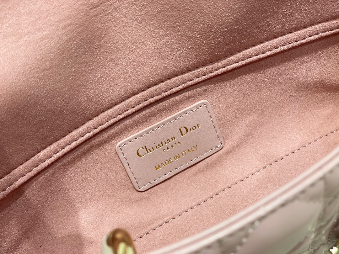 迪奥Dior顶级进口原厂羊皮横款戴妃包️小号LADYD-JOY手袋️复古粉羊皮革藤格纹这款LadyD-J