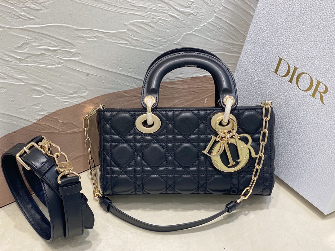 迪奥Dior顶级进口原厂羊皮横款戴妃包️小号LADYD-JOY手袋️黑色羊皮革藤格纹这款LadyD-Jo