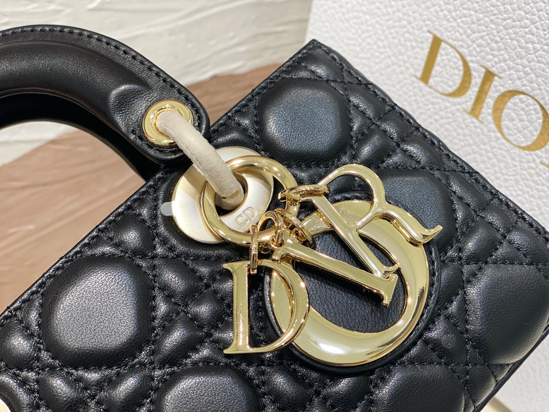 迪奥Dior顶级进口原厂羊皮横款戴妃包️小号LADYD-JOY手袋️黑色羊皮革藤格纹这款LadyD-Jo