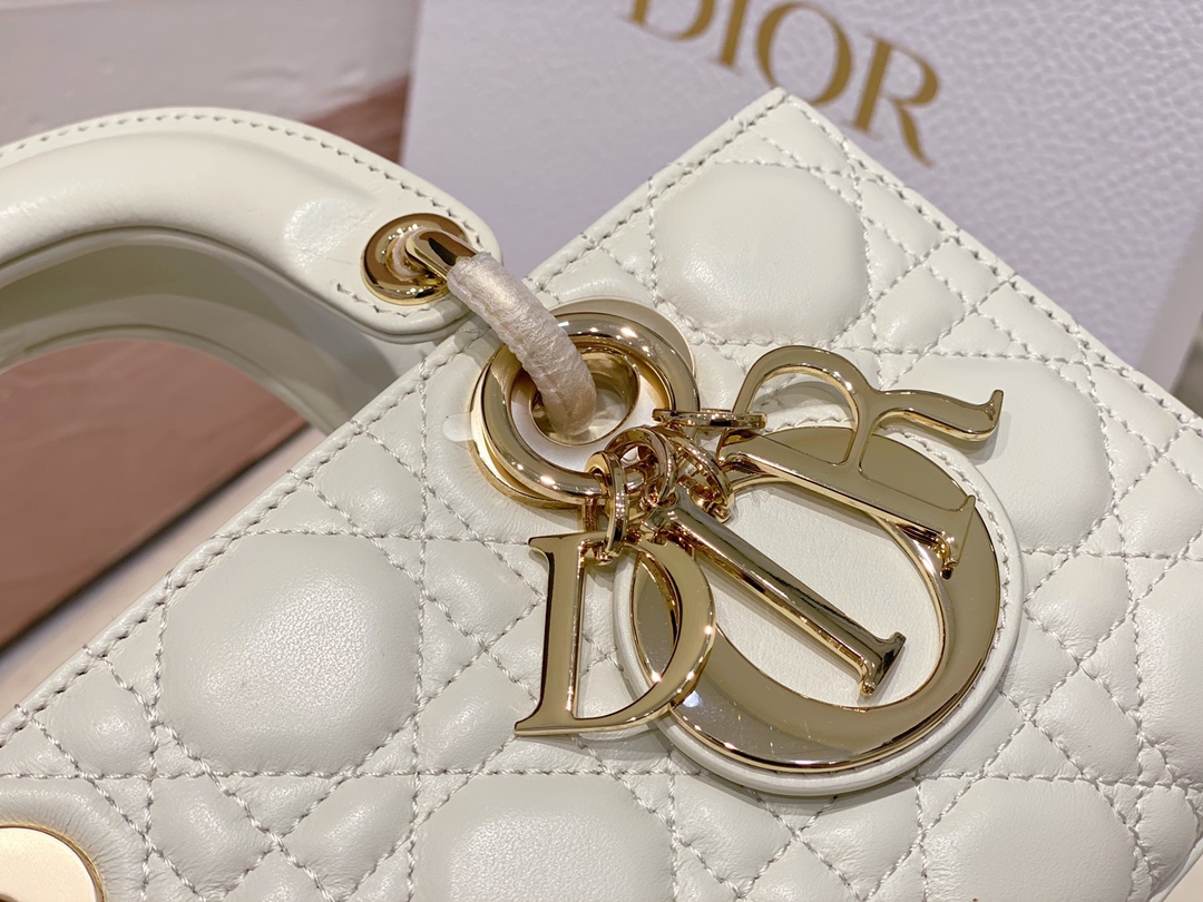 迪奥Dior顶级进口原厂羊皮横款戴妃包️小号LADYD-JOY手袋️白色羊皮革藤格纹这款LadyD-Jo