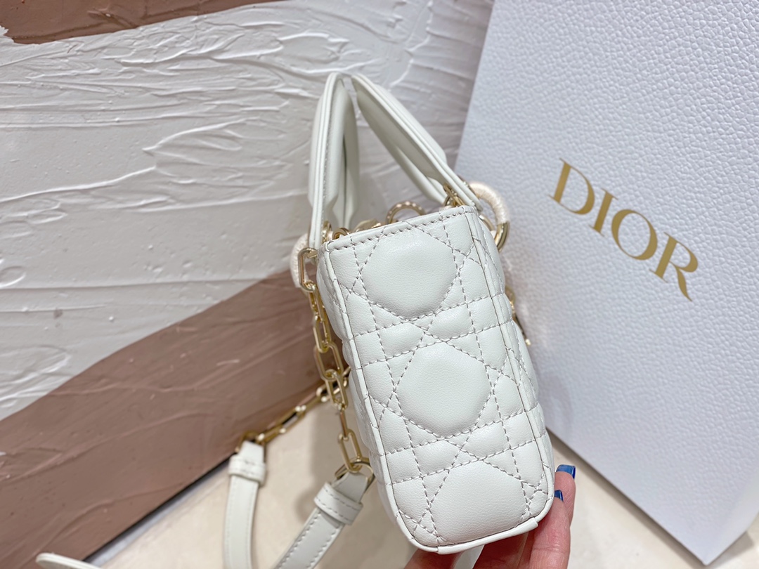 迪奥Dior顶级进口原厂羊皮横款戴妃包️小号LADYD-JOY手袋️白色羊皮革藤格纹这款LadyD-Jo