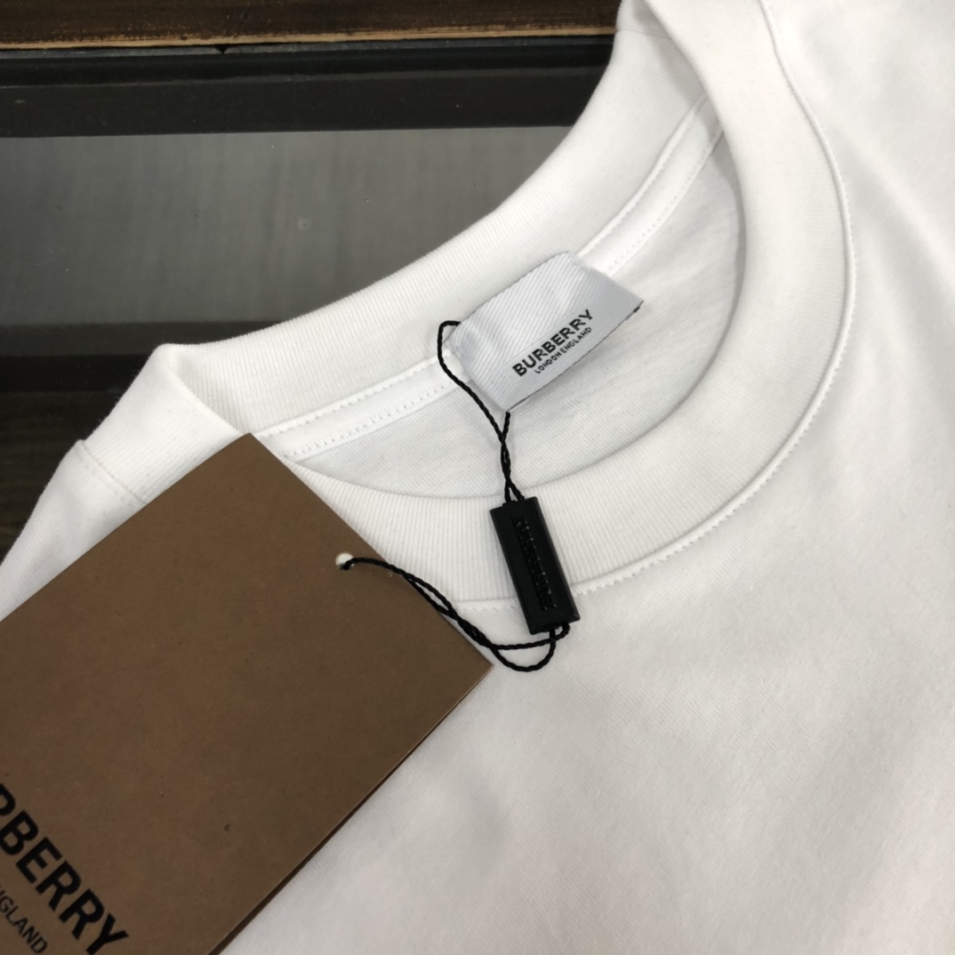 P85
BURBERRY 巴宝莉2025新款男士圆领短袖 情侣T恤
 春夏新品 高品质 🔥🔥时尚百搭潮款 定制进口面料  穿着舒适 透气 时尚不失个性  上身休闲随性 帅气有型 彰显大牌气质。三标齐全！！
颜色：黑色 白色 灰色
 尺码：S-XL(宽松版型)