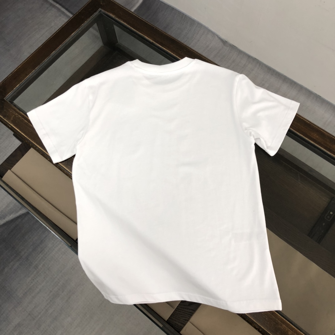 P85
BURBERRY 巴宝莉2025新款男士圆领短袖 情侣T恤
 春夏新品 高品质 🔥🔥时尚百搭潮款 定制进口面料  穿着舒适 透气 时尚不失个性  上身休闲随性 帅气有型 彰显大牌气质。三标齐全！！
颜色：黑色 白色 灰色
 尺码：S-XL(宽松版型)