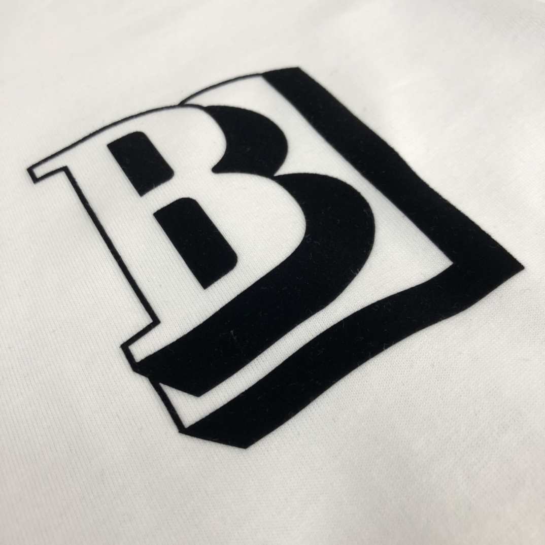 P85
BURBERRY 巴宝莉2025新款男士圆领短袖 情侣T恤
 春夏新品 高品质 🔥🔥时尚百搭潮款 定制进口面料  穿着舒适 透气 时尚不失个性  上身休闲随性 帅气有型 彰显大牌气质。三标齐全！！
颜色：黑色 白色 灰色
 尺码：S-XL(宽松版型)
