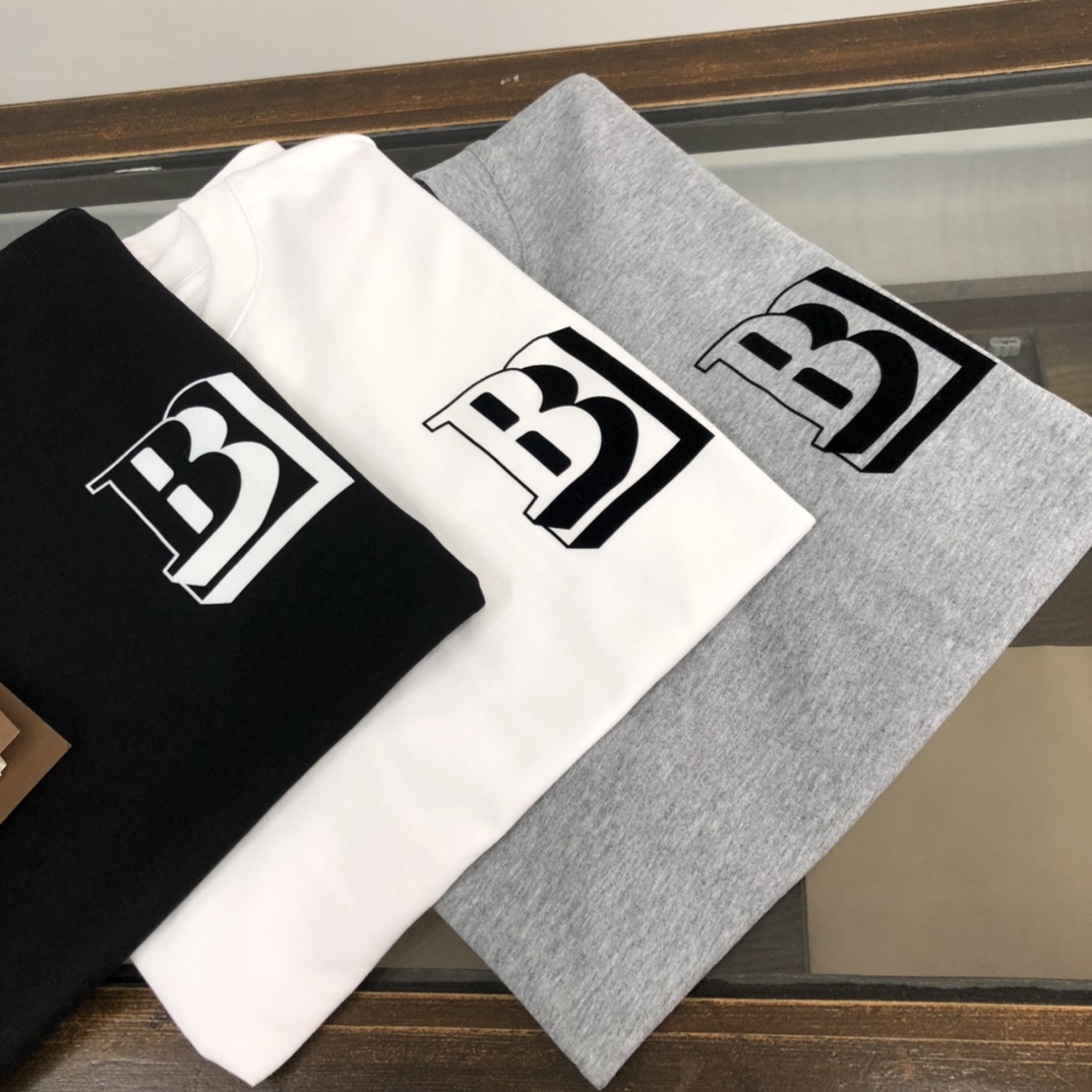 P85
BURBERRY 巴宝莉2025新款男士圆领短袖 情侣T恤
 春夏新品 高品质 🔥🔥时尚百搭潮款 定制进口面料  穿着舒适 透气 时尚不失个性  上身休闲随性 帅气有型 彰显大牌气质。三标齐全！！
颜色：黑色 白色 灰色
 尺码：S-XL(宽松版型)