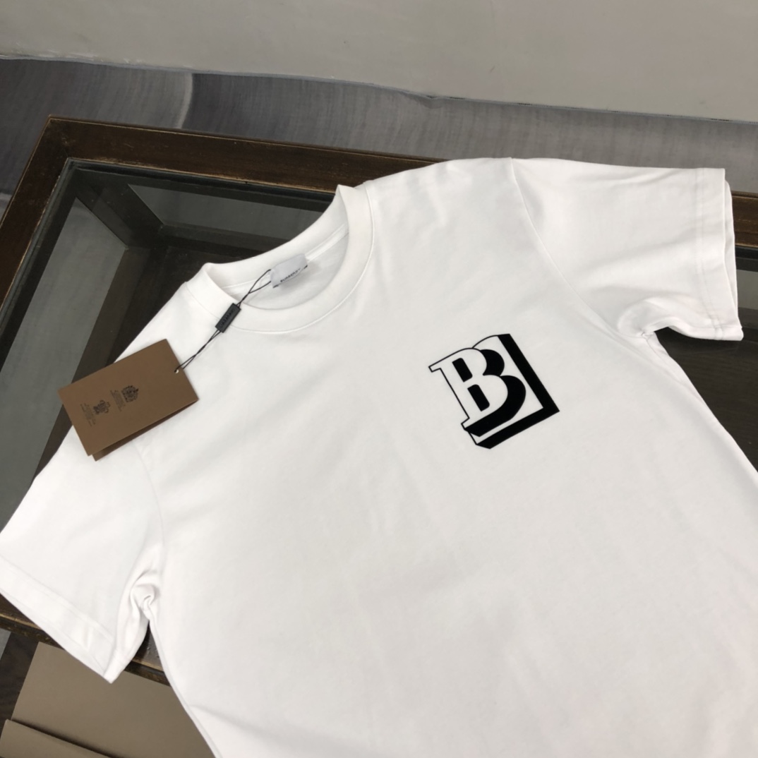 P85
BURBERRY 巴宝莉2025新款男士圆领短袖 情侣T恤
 春夏新品 高品质 🔥🔥时尚百搭潮款 定制进口面料  穿着舒适 透气 时尚不失个性  上身休闲随性 帅气有型 彰显大牌气质。三标齐全！！
颜色：黑色 白色 灰色
 尺码：S-XL(宽松版型)