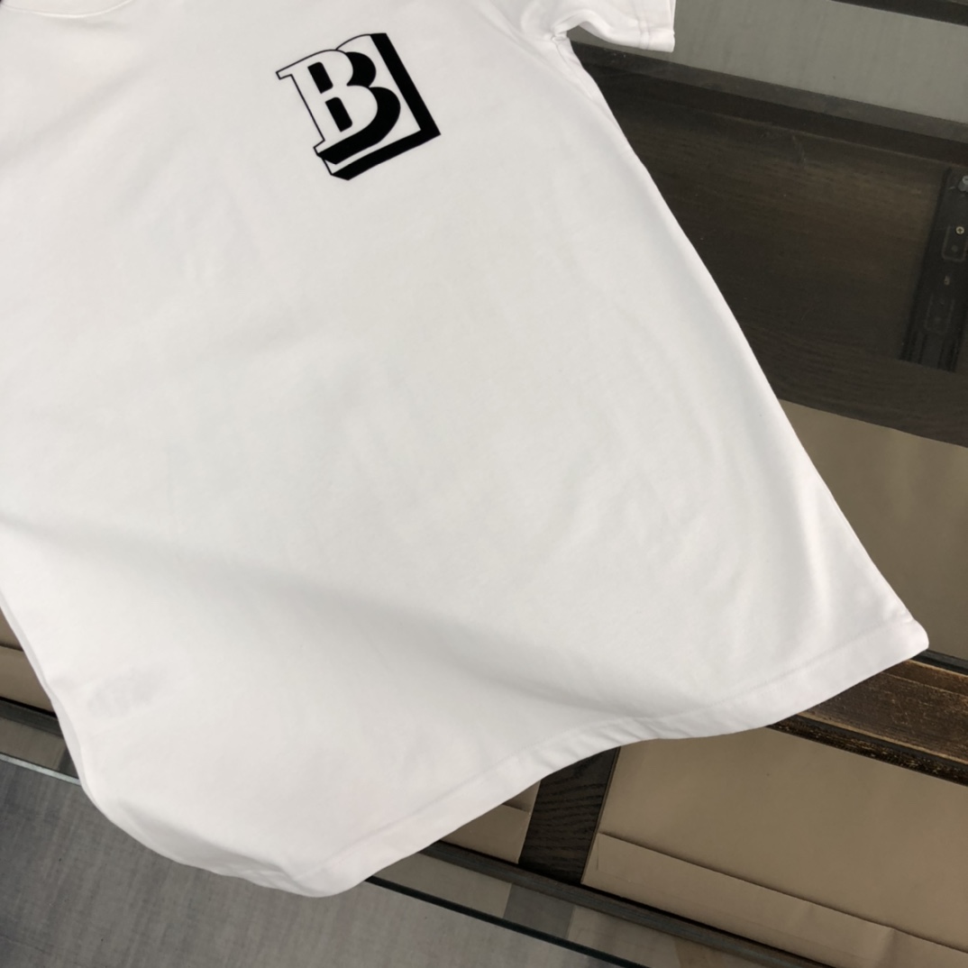 P85
BURBERRY 巴宝莉2025新款男士圆领短袖 情侣T恤
 春夏新品 高品质 🔥🔥时尚百搭潮款 定制进口面料  穿着舒适 透气 时尚不失个性  上身休闲随性 帅气有型 彰显大牌气质。三标齐全！！
颜色：黑色 白色 灰色
 尺码：S-XL(宽松版型)