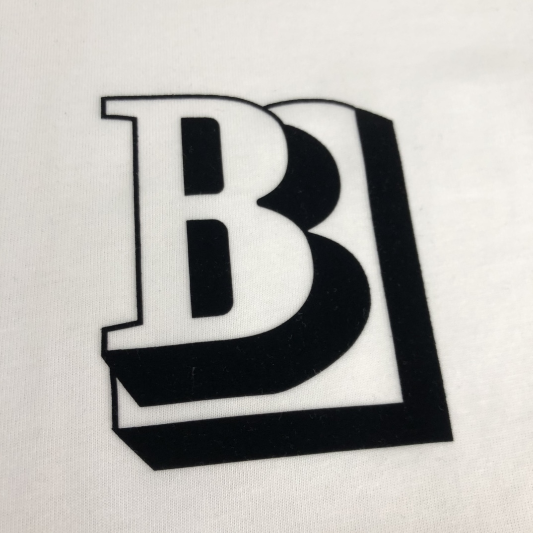 P85
BURBERRY 巴宝莉2025新款男士圆领短袖 情侣T恤
 春夏新品 高品质 🔥🔥时尚百搭潮款 定制进口面料  穿着舒适 透气 时尚不失个性  上身休闲随性 帅气有型 彰显大牌气质。三标齐全！！
颜色：黑色 白色 灰色
 尺码：S-XL(宽松版型)