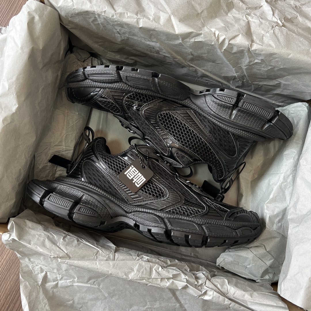 Balenciaga Balenciaga Phantom Sneaker 巴黎世家全新十代潮流跑鞋 在延续 Track Trainer 户外轮廓和复杂鞋面结构的同时