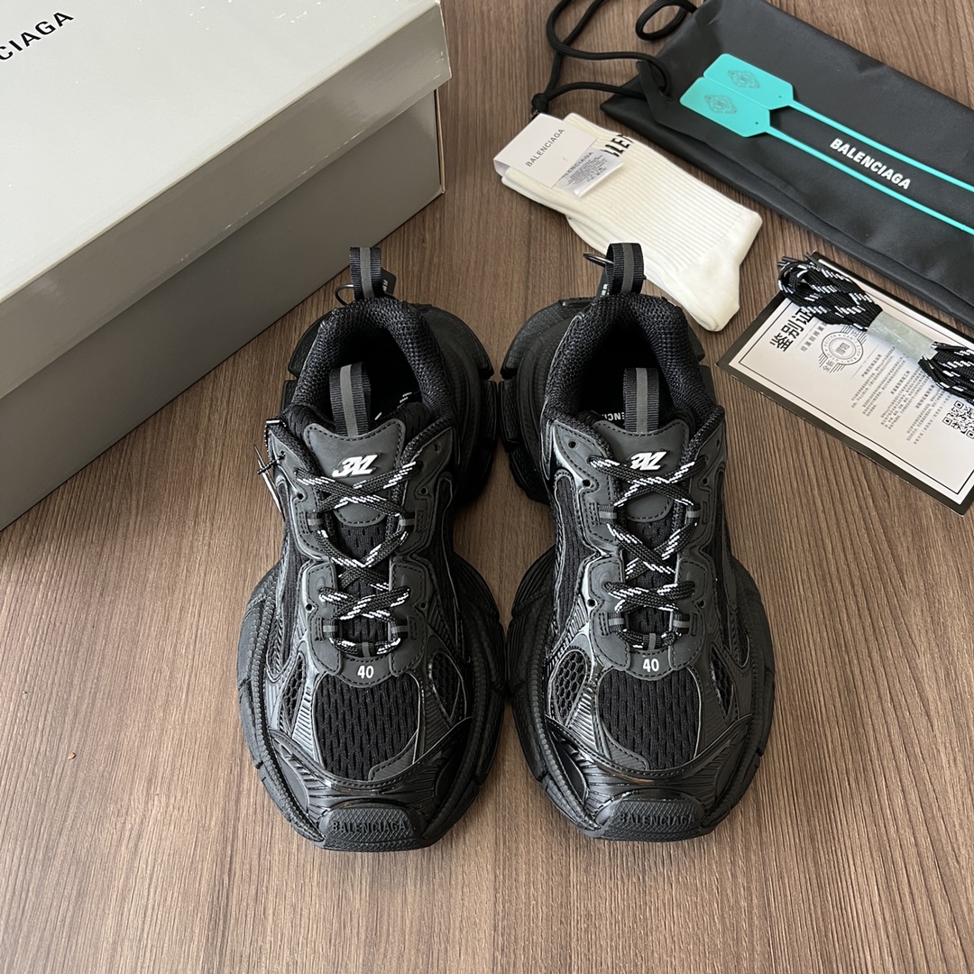 Balenciaga Balenciaga Phantom Sneaker 巴黎世家全新十代潮流跑鞋 在延续 Track Trainer 户外轮廓和复杂鞋面结构的同时