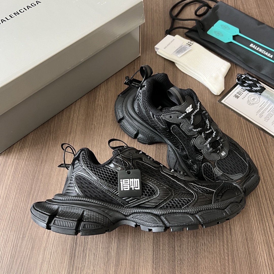 Balenciaga Balenciaga Phantom Sneaker 巴黎世家全新十代潮流跑鞋 在延续 Track Trainer 户外轮廓和复杂鞋面结构的同时