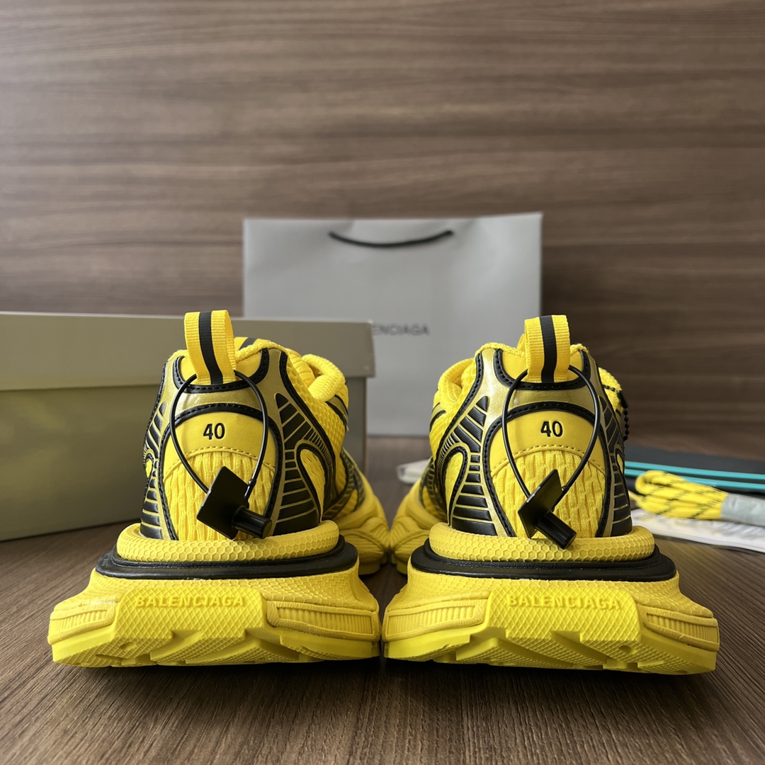 Balenciaga Balenciaga Phantom Sneaker 巴黎世家全新十代潮流跑鞋 在延续 Track Trainer 户外轮廓和复杂鞋面结构的同时