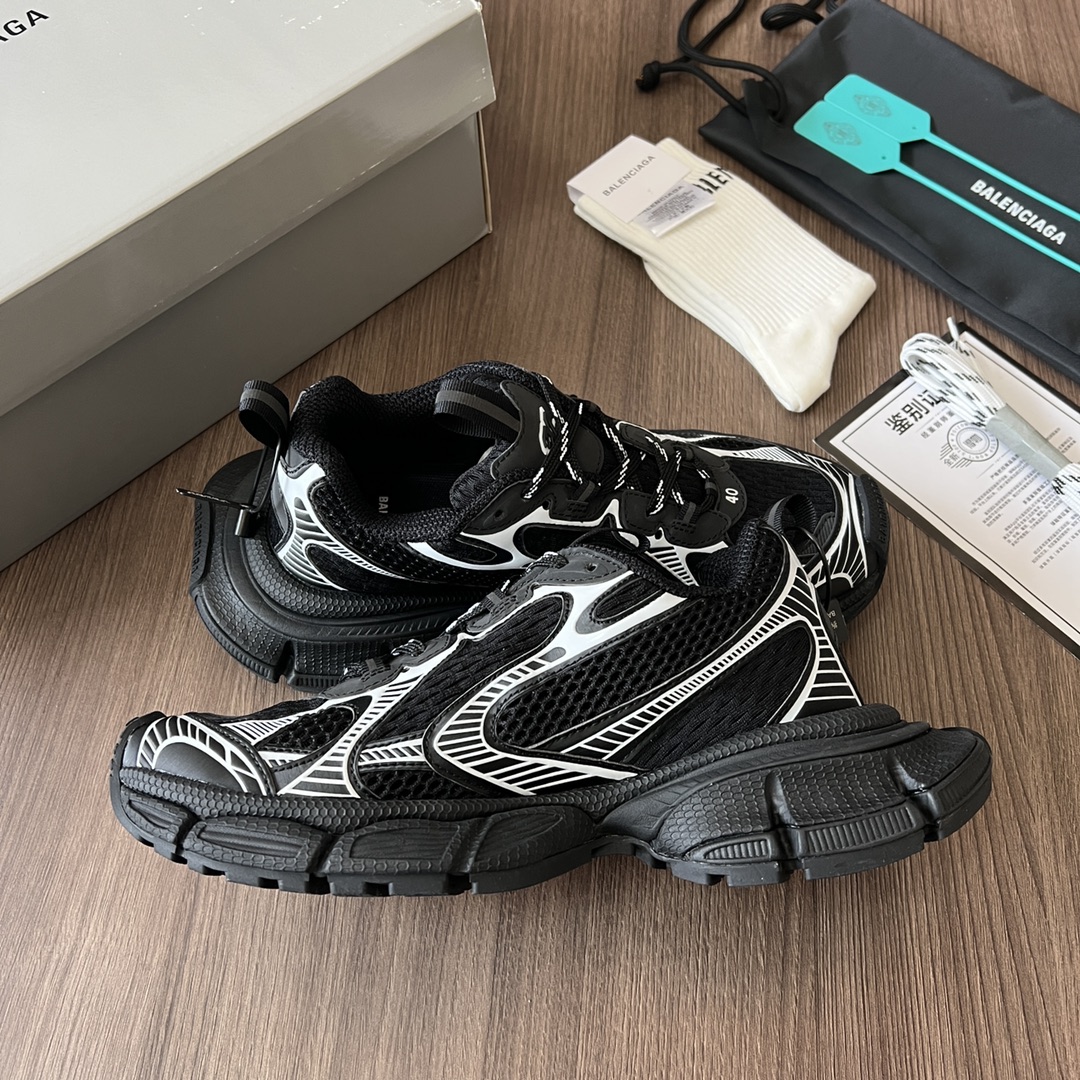 Balenciaga Balenciaga Phantom Sneaker 巴黎世家全新十代潮流跑鞋 在延续 Track Trainer 户外轮廓和复杂鞋面结构的同时