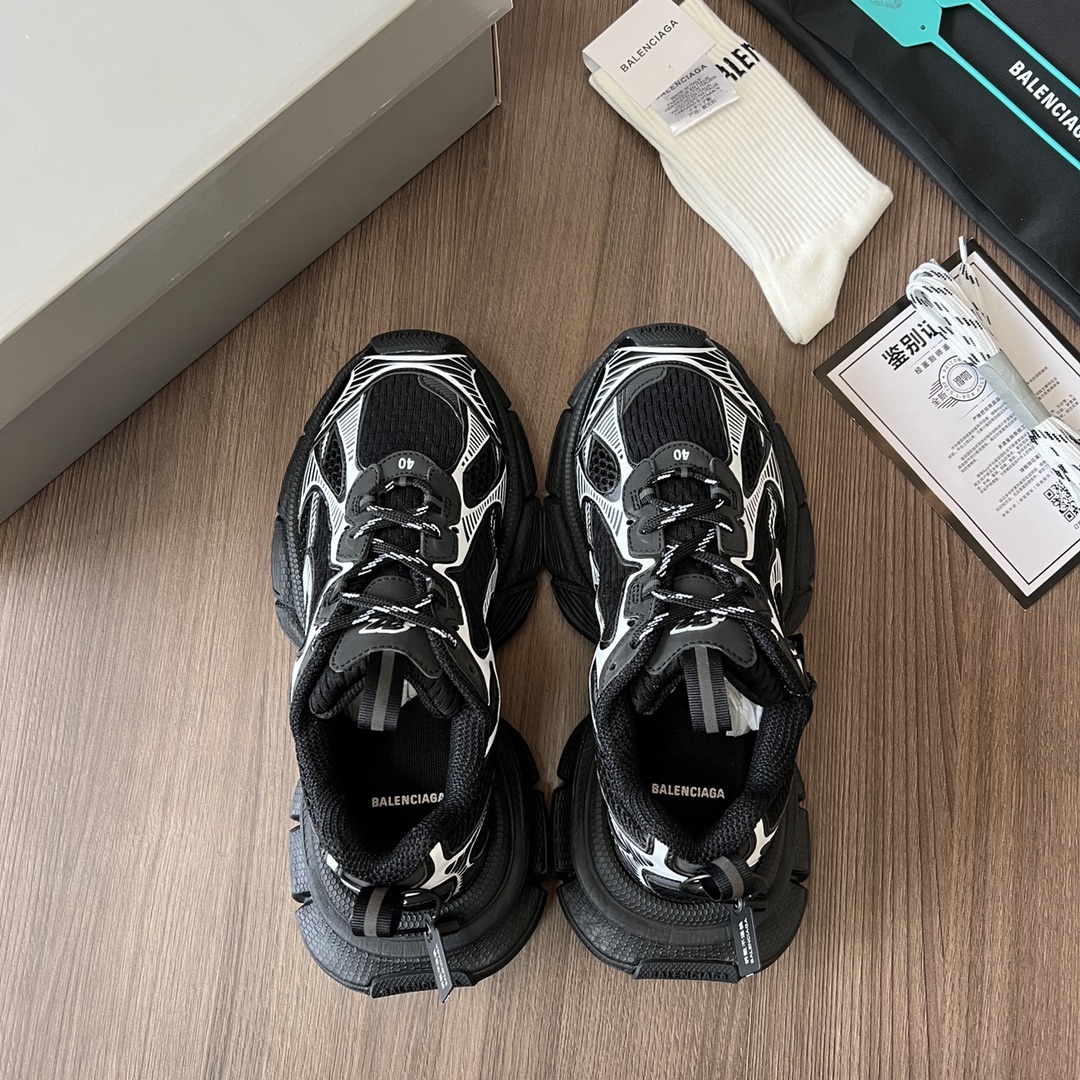 Balenciaga Balenciaga Phantom Sneaker 巴黎世家全新十代潮流跑鞋 在延续 Track Trainer 户外轮廓和复杂鞋面结构的同时