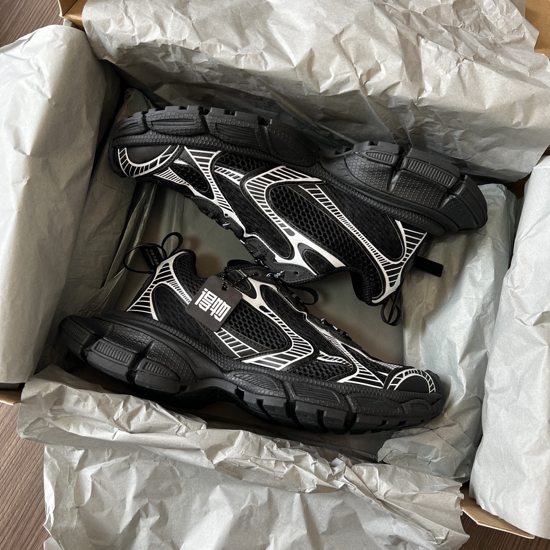 Balenciaga Balenciaga Phantom Sneaker 巴黎世家全新十代潮流跑鞋 在延续 Track Trainer 户外轮廓和复杂鞋面结构的同时