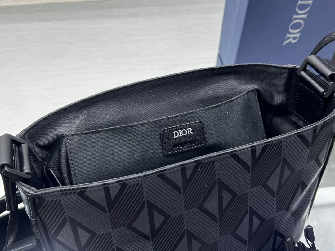 迪奥Dior顶级进口原厂牛皮革单肩斜挎包这款DiorExplorer信使包从经典设计汲取灵感融入高订风格