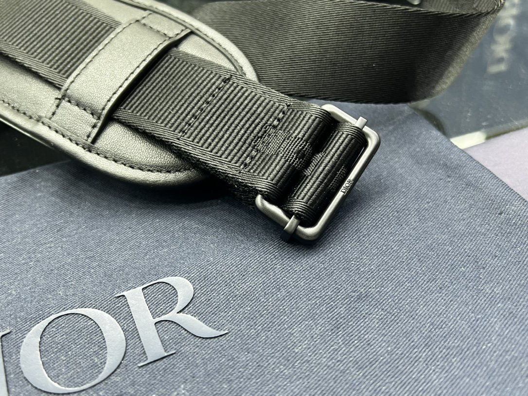 迪奥Dior顶级进口原厂牛皮革单肩斜挎包这款DiorExplorer信使包从经典设计汲取灵感融入高订风格