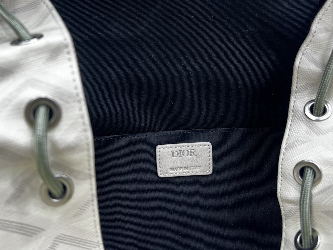 迪奥Dior顶级进口原厂面料双肩背包这款DiorHittheRoad双肩背包是本季的全新款式将现代风格与