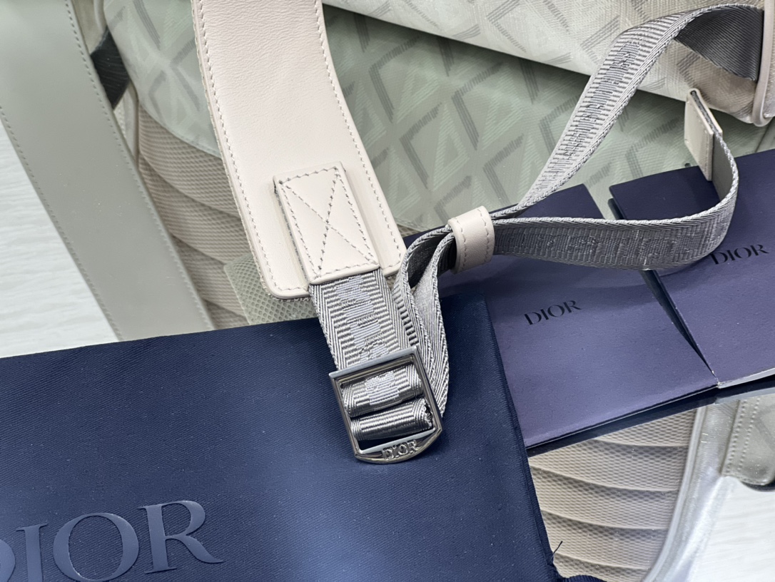 迪奥Dior顶级进口原厂面料双肩背包这款DiorHittheRoad双肩背包是本季的全新款式将现代风格与