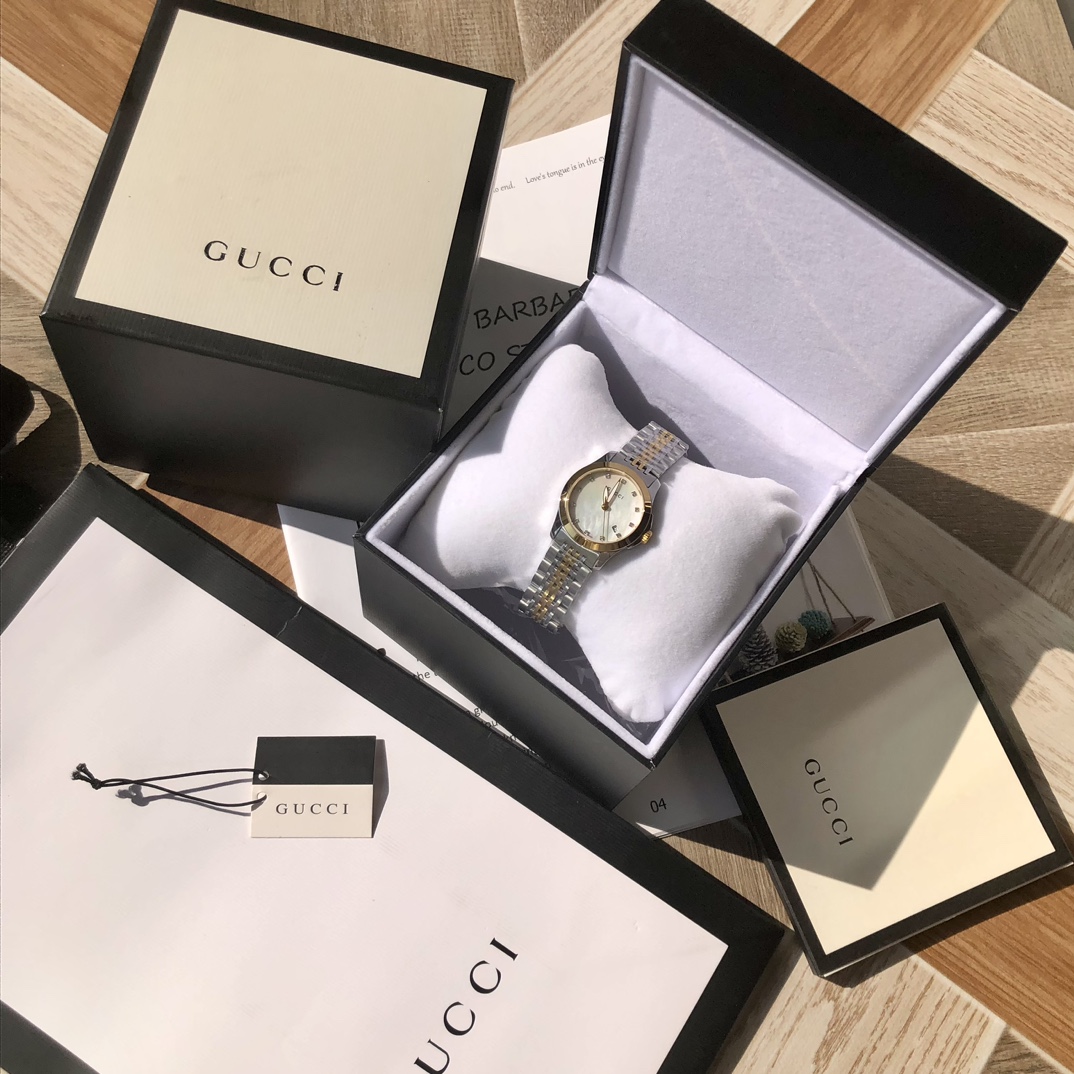 Lote de reloj clásico de cuarzo Gucci para mujer, serie original G-timeless, correa clásica de nueve cuentas, movimient…