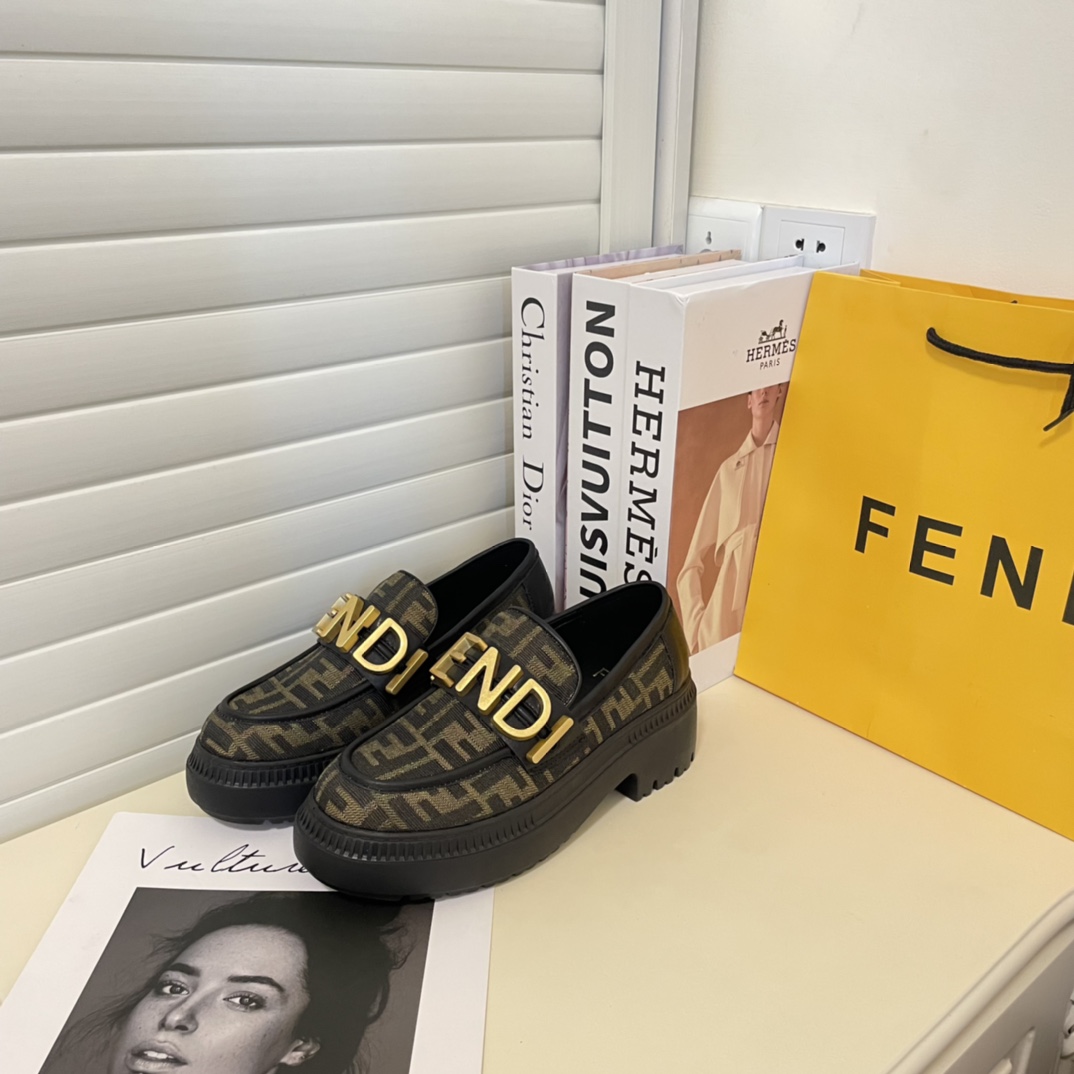 Fendi Fendi金属饰扣厚底休闲乐福鞋T台走秀款小红书推荐热搜新款