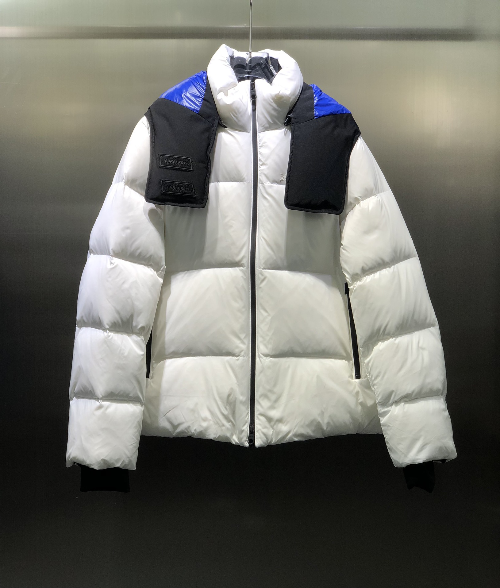 NO:696871,Comes with dust bag Burberry/Burberry New arrival color block down jacket with large lgoo design and hat Double-layered windproof sleeves with functional clothing characteristics The inner layer of nylon knitted is natural and highly elastic Comes with fingerless glove design Anti-slip waist layer added to the waist inside the body Windproof and warm Filled with 90 white goose down The shell fabric is pressed The down is warm enough but not too fluffy Highly recommended  High version 2 colors,,burberry,burberry,down jacket,gloves,hats,19860909配防尘袋Burberry/巴宝莉 新品上架拼色羽绒服帽子大lgoo设计 机能服特性的双层防风袖 内层尼龙针织亲夫并高弹力 附带露指手套设计 大身内里的腰部加设了防滑收腰层 防风保暖 内里填充90白鹅绒 外壳面料的压制 羽绒足够保暖但不过分蓬松 强烈推荐  高版本2色,,burberry,burberry,down jacket,gloves,hats,,Women's clothing