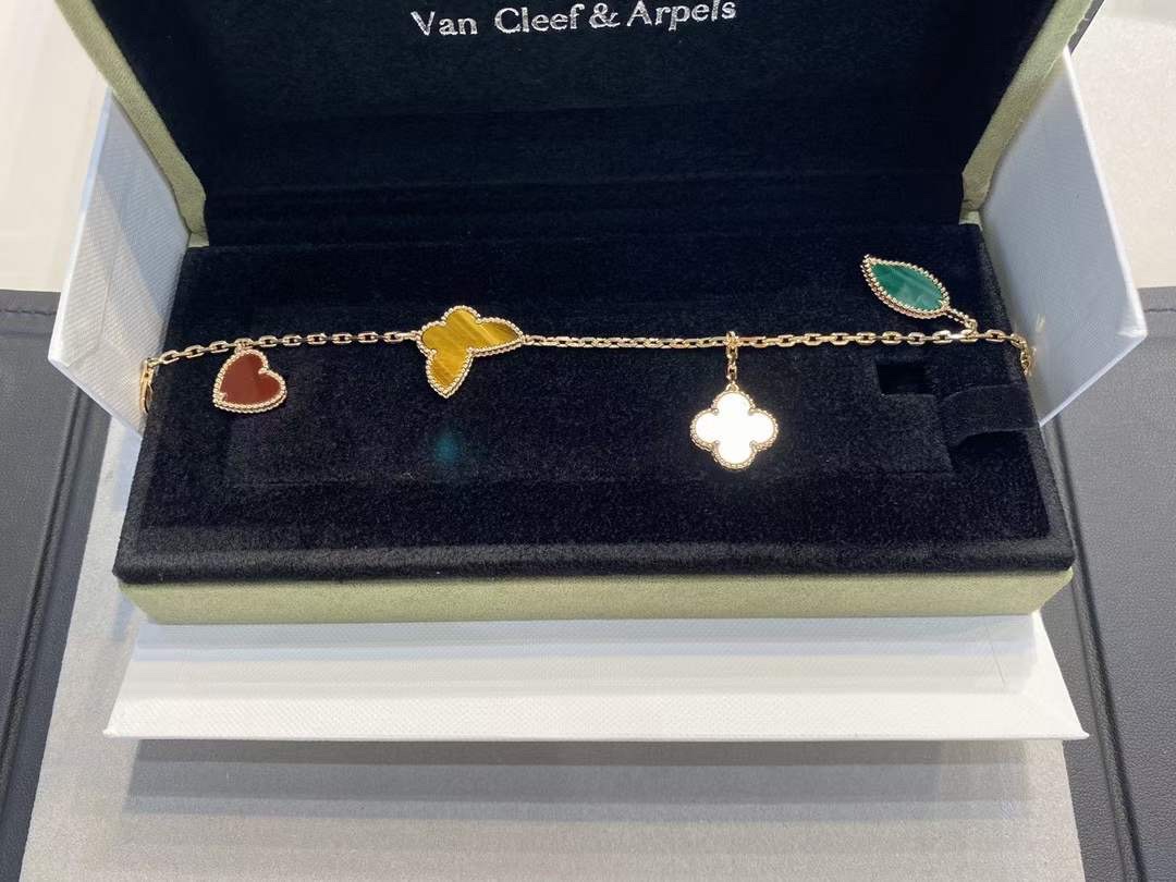 NO:102460,VCA Van Cleef & Arpels Alien Five-Flower Lucky Bracelet Everyone loves it!  [Color][Color][Color] People who buy this in the counter are lined up, and it depends on luck when they buy it, because it is so beautiful, with super good color, and a gorgeous sense of color. The more color the jewelry, the more noble it looks, the flowers of this bracelet represent different meanings: white fritillar four-leaf clover represents luck; malachite green leaves represent health; bracelet red heart represents love; tiger eye stone butterfly represents freedom and wealth. The meanings are very good. I hope these beautiful meanings can bring luck to you. Made in sterling silver, Vca bracelet, van cleef, bracelet, pure silver19860909VCA梵克雅宝异形五花Lucky手链 人见人爱款！[色][色][色]专柜买这款的人都在排队,买到都要看运气,因为它实在太美了,显色度超级好,华而不俗的色彩感,越显色的珠宝越显得高贵这款手链的每个花朵都代表不同的寓意:白贝母四叶草代表幸运；孔雀石绿叶代表健康；红玉髓红心代表爱情；虎眼石蝴蝶代表自由和财富.寓意都非常好,祈愿这些美好寓意能携带幸运降临到你身边.纯银打造,Vca手链,van cleef,bracelet,pure silver,Jewelry