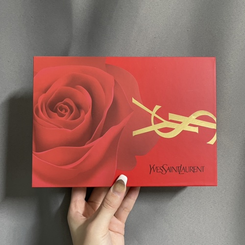Yves Saint Laurent Lipstick Set - Limited Edition Rouge Gold Collection 1 Yves Saint Laurent Lipstick Set - Limited Edition Rouge Gold Collection
