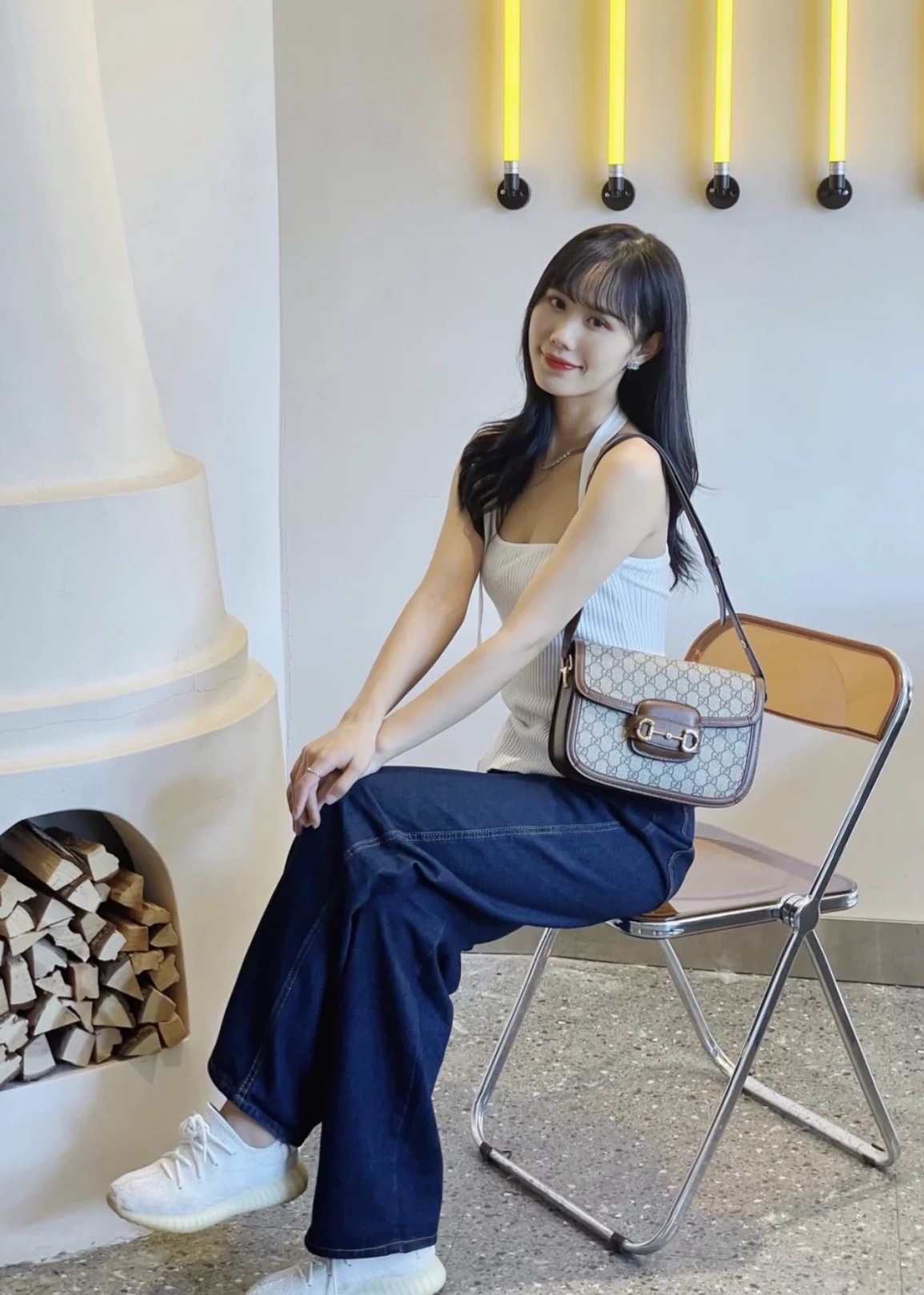 GUCCI 1955马鞍包 大号：25*18*8cm 💰300 小号：23*14*8cm 💰280 复古风满满的1955马鞍包.原版Lady web复古皮革搭配.将马鞍包复古风格展现的淋漓尽致.颜值和舒适度兼备.让你的少女心瞬间炸裂.包柜上必备的一款包.经典中的经典.肩带可调节长短.