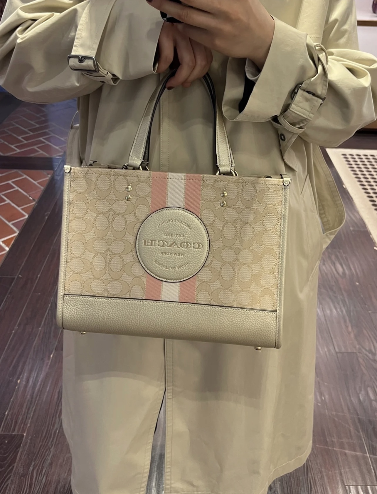 蔻驰横版托特包💰260 标志性CC帆布提花,饰有Coach徽章,中性色调可以适合任何穿搭,手提同时附带的轻盈编织肩带可供肩背或斜挎,无论日常通勤还是度假出游都能轻松搭配。 规格:30*23*15.5cm