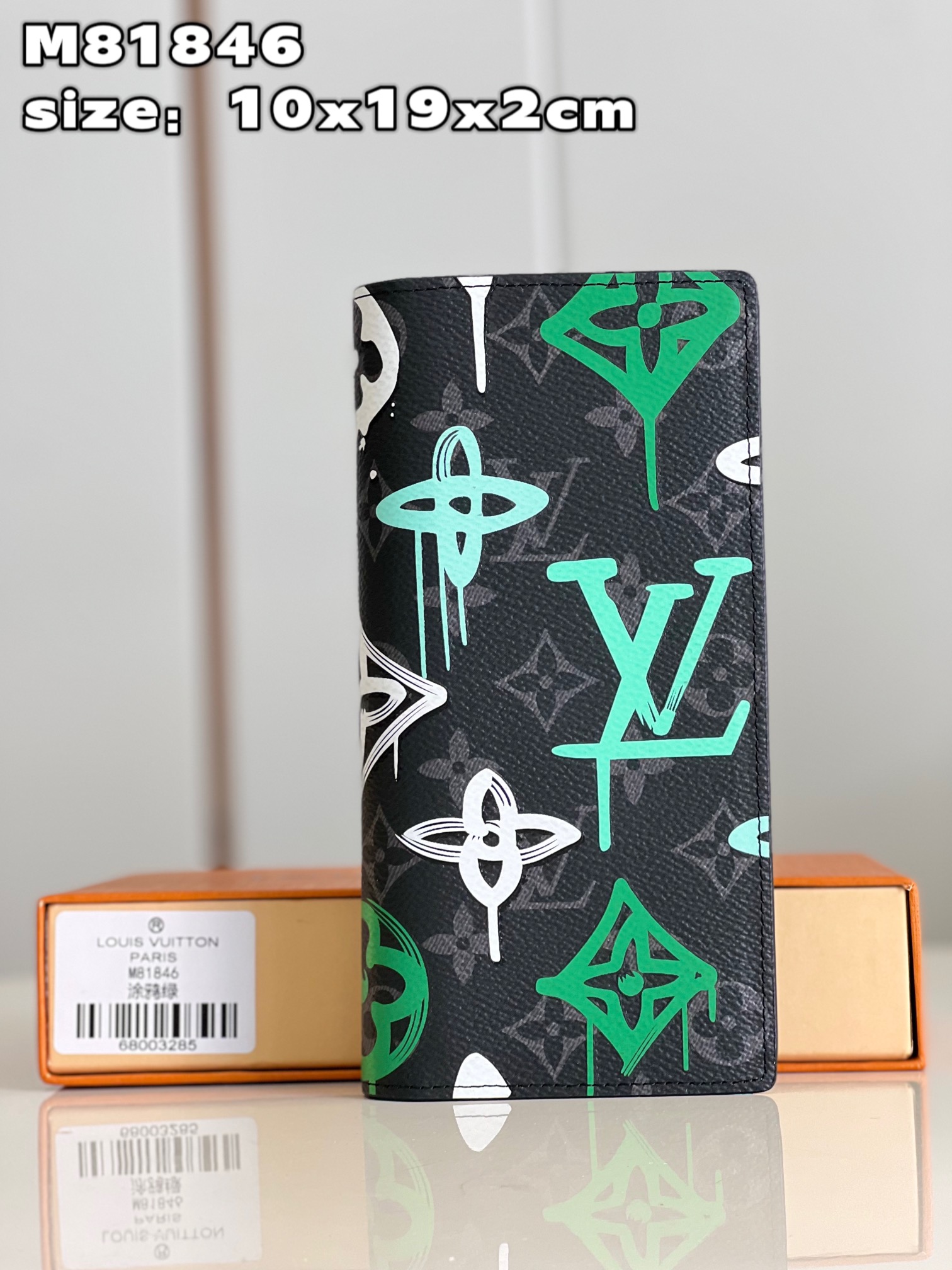 NO:399588,[Exclusive real photo M81846 graffiti green] This Brazza wallet is redrawn with graffiti spray effect Monogram flowers and LV letters, making Monogram Eclipse canvas full of street trends. Card mezzanine, coin compartment and banknote organ compartment enhance functionality, and the slender configuration can be included in most pockets. Dimensions 10 x 19 x 2 cm (length x height x width) Z.,LV [original leather],louis vuitton19860909【独家实拍 M81846涂鸦绿】本款 Brazza 钱夹以涂鸦喷绘效果重绘 Monogram 花卉和 LV 字母,令 Monogram Eclipse 帆布洋溢街头潮流.卡片夹层、硬币隔层和钞票风琴隔层提升功能性,纤长构型可收入多数口袋.尺寸10 x 19 x 2 厘米(长度 x 高 x 宽) Z.,LV【原厂皮】,louis vuitton,Bag