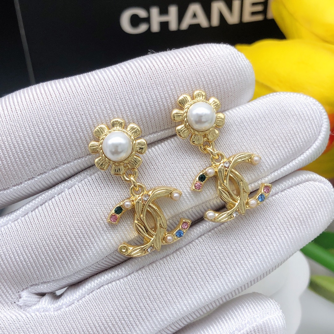 NO:105342,Number XED0283 The new model is here!  [Fragrant Flower Double C Earrings] Super exquisite and gentle style, the upper ears are really great. Light gold and gold colors, very design, retro temperament, flowers and pearls, colored diamonds on the double C and rice ears and leaves are embellished, so beautiful and beautiful, the atmosphere is full, exquisite and compact, daily wear illuminates the whole combination, super tasteful, jewelry quality is fine, exquisite and exquisite.19860909编号XED0283 新款来啦！【香花朵吊双c耳钉】超精致又温柔的款式,上耳真的太赞了 浅金,金色两个颜色,很有设计感,复古气质,花朵加上珍珠,双c上的彩钻加上稻穗叶的点缀,真的太唯美太好看了氛围感拉满,精致小巧,日常佩戴点亮整个搭配,超显品味,饰品精品,Jewelry