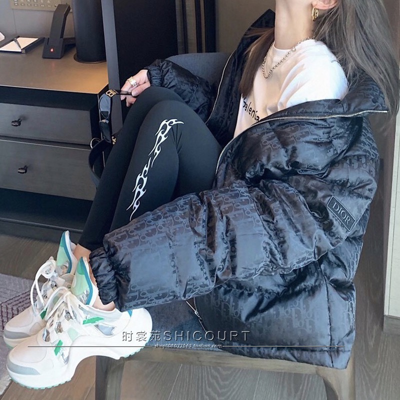 NO:524903,Down jacket -. CD classic presbyterian dark pattern letters full print graffiti logo couple standing down jacket jacket!  A fashionable and outstanding down jacket for men and women, full jacquard LOGO, super high-end luxury grade and style, the handsomeness and eye-catching index of the upper body are absolutely NO.1, 90 white goose down feathers inside, keep warm and resist cold, and the upper body is light and full!  The whole piece of clothing uses special coating black technology, and the whole body laser full-print graffiti technology is superimposed!  Very stylish, limited-edged collar down jacket for couples!  The design with dark patterns is relatively less exaggerated and easier to match. It is not dull in winter and is full of trend!  Color black blue gray silver light green Size 46-48-50-52,,jackets & coats,down jacket,alexander wang19860909羽绒服-. CD经典老花暗纹字母满印涂鸦logo情侣立羽绒服外套！ 时髦出众的一款男女装羽绒服,满幅提花LOGO 超高级的奢华档次与逼格,上身的帅气程度与吸睛指数绝对的NO.1 内里90白鹅绒羽毛填充,保暖抗寒,上身轻盈饱满！整件衣服采用特殊涂层黑科技,叠加全身激光满印涂鸦工艺！很有格调,情侣限量款立领羽绒服哦！采用暗纹的设计,相对来说没那么浮夸也更容易搭配了,到冬天穿着不沉闷,满满的潮流感！ 颜色黑色 蓝色 灰色 银色 浅绿色 尺码46-48-50-52,,jackets & coats,down jacket,alexander wang,Men's clothing